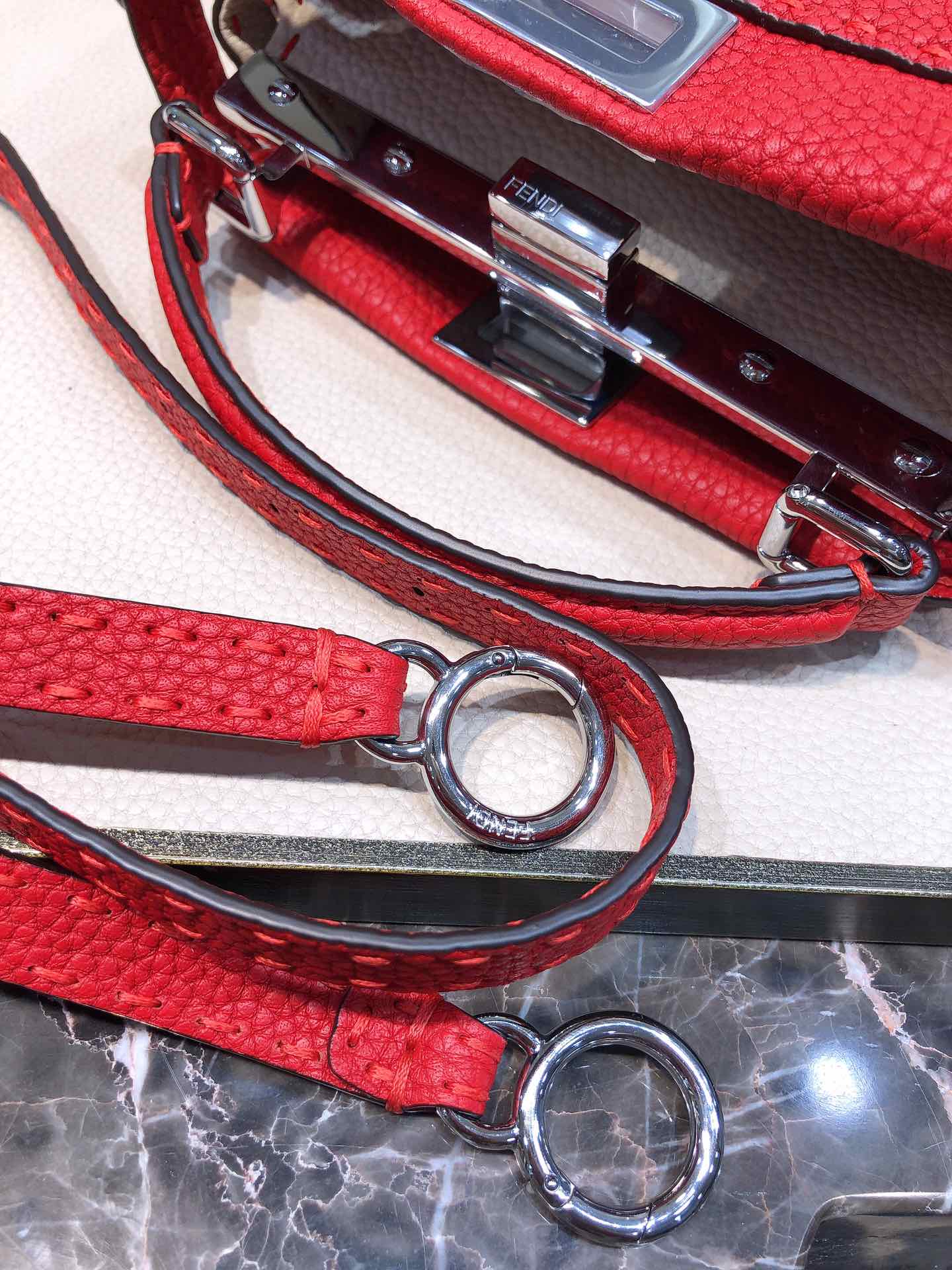 Красная мини-сумка Fendi Peekaboo Selleria