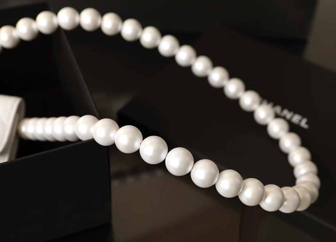 Маленькая сумочка Chanel с жемчужной цепочкой