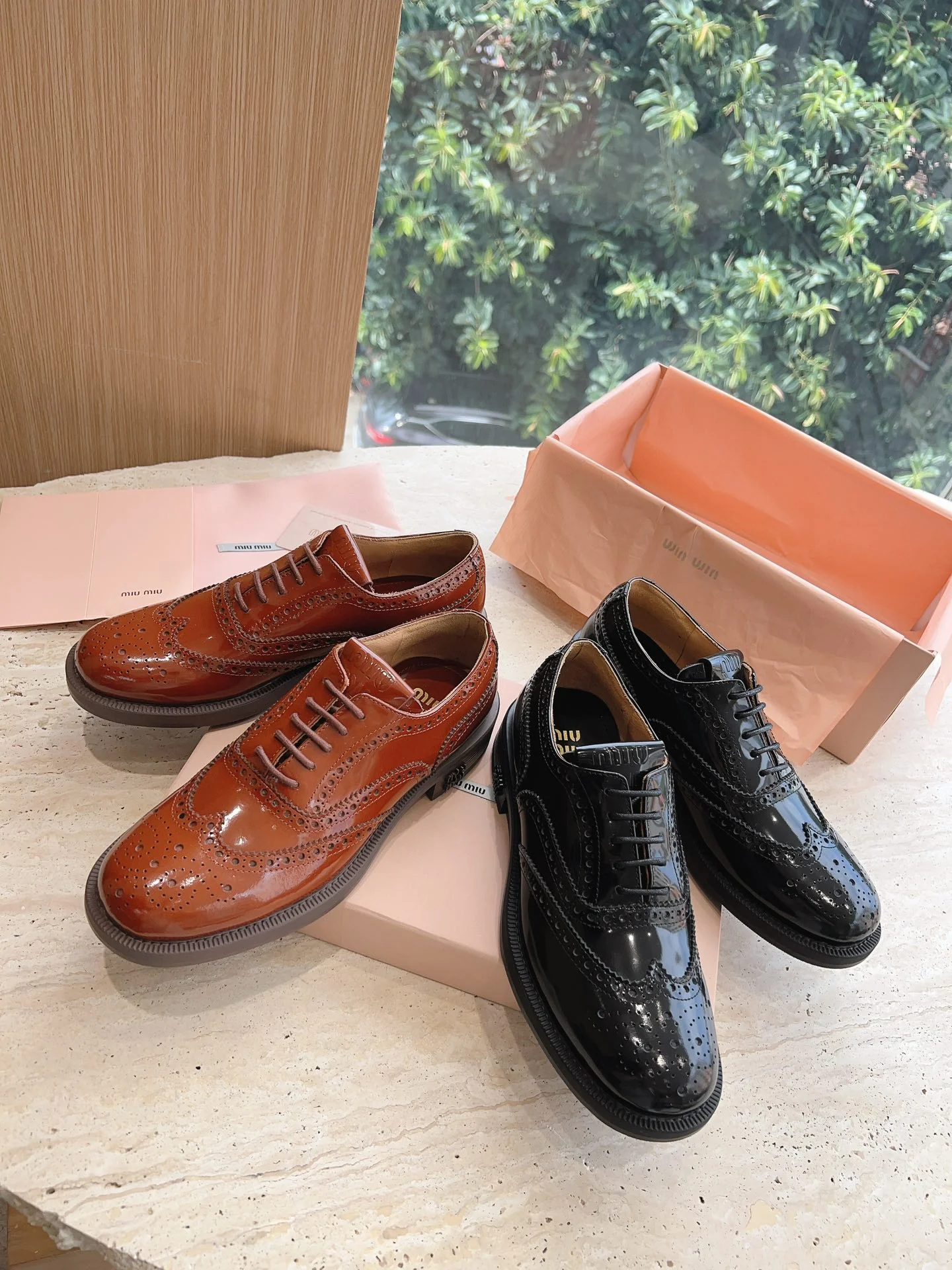 Новинка Miu Miu 2023 года - Лоферы на шнуровке в британском стиле - Кофейный цвет