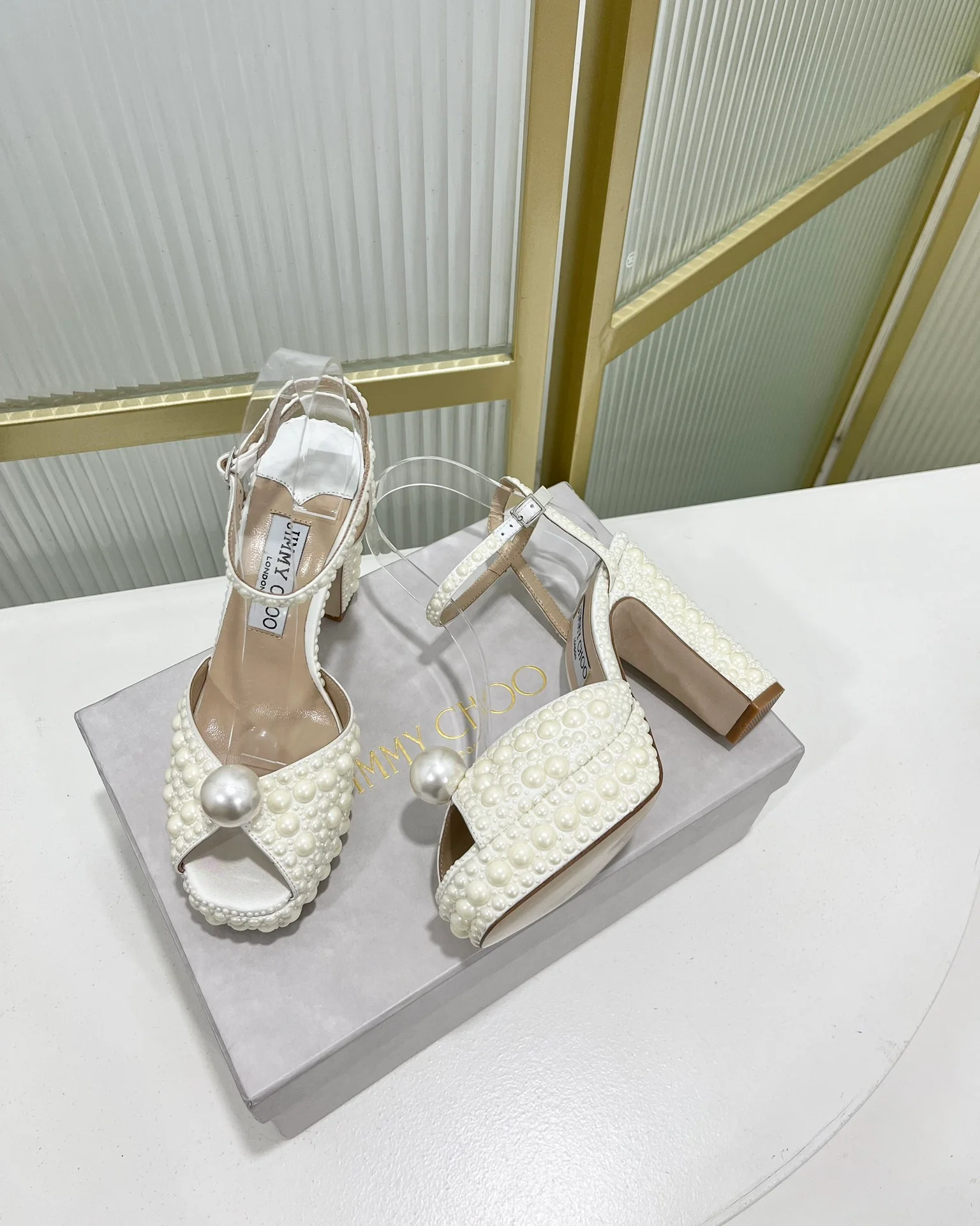 Сандалии на высоком массивном каблуке Jimmy Retro Pearl Series - белые.