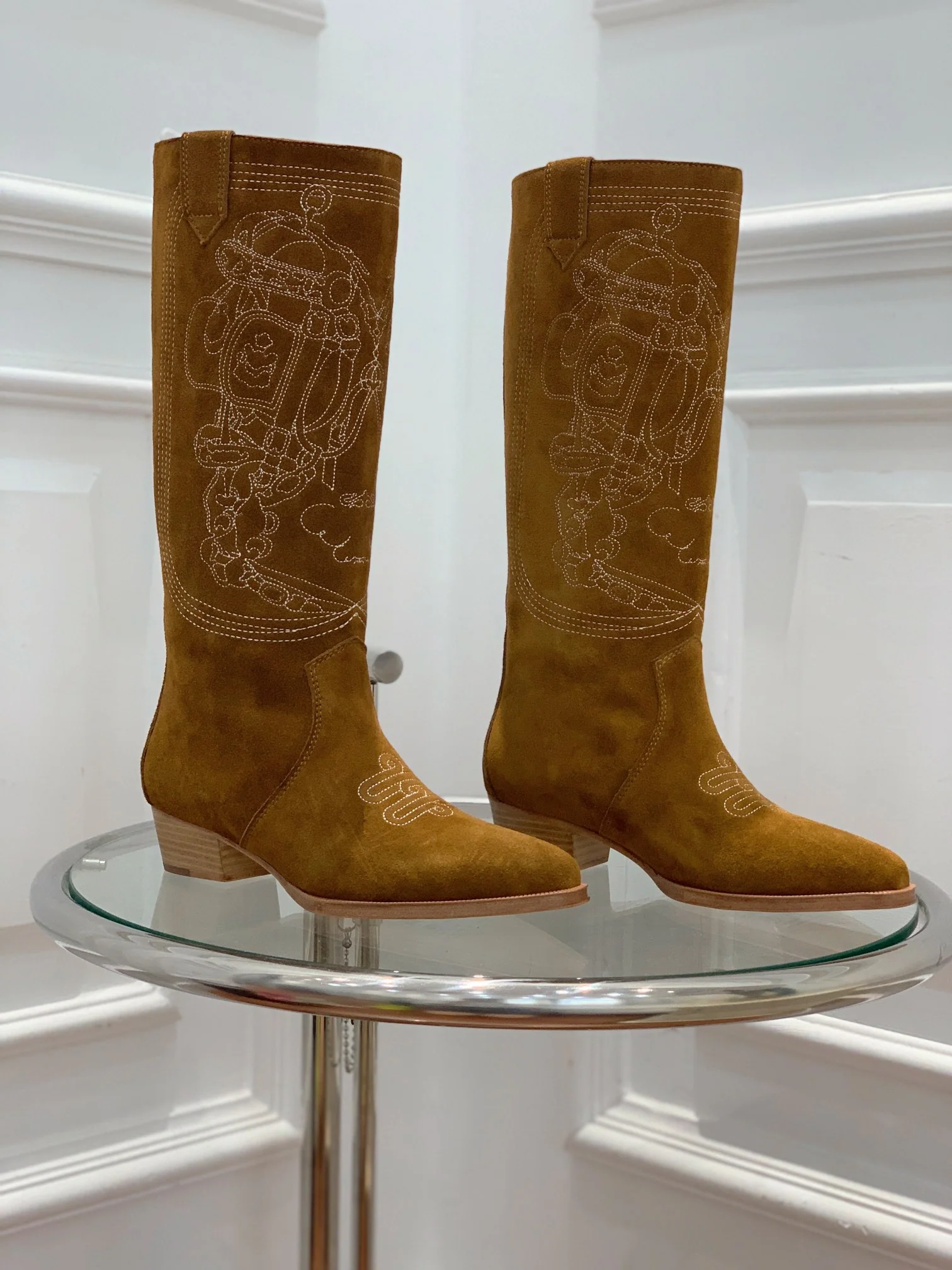 Новинка сезона осень/зима 2022 от Hermes - Вышитые высокие сапоги - 1