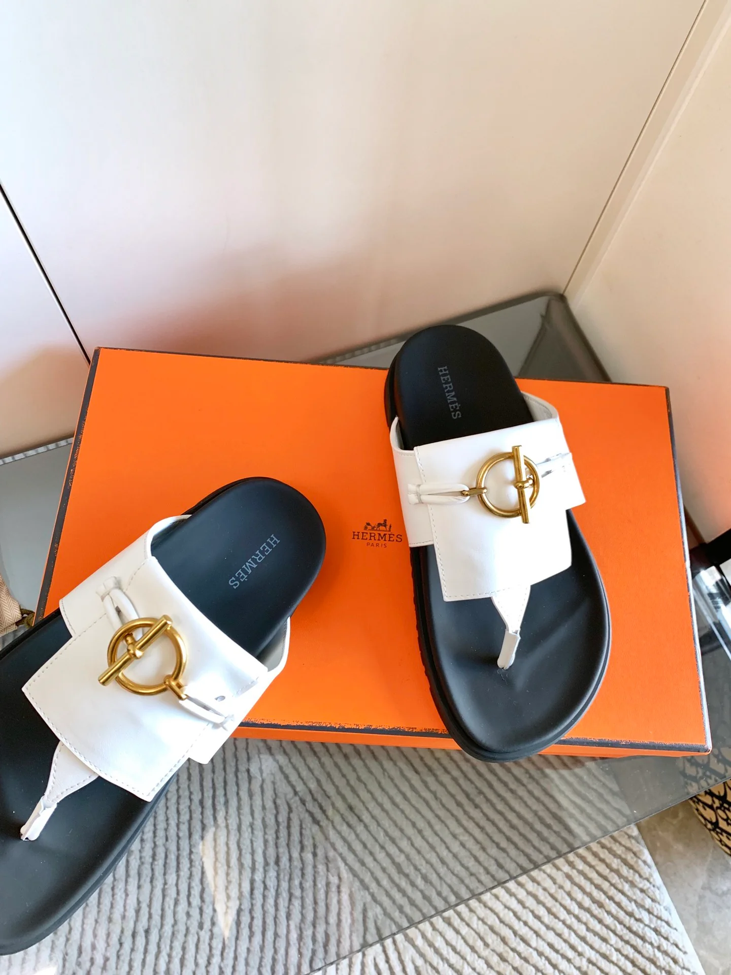 Hermes - Металлические шлепанцы с кольцом - Белые