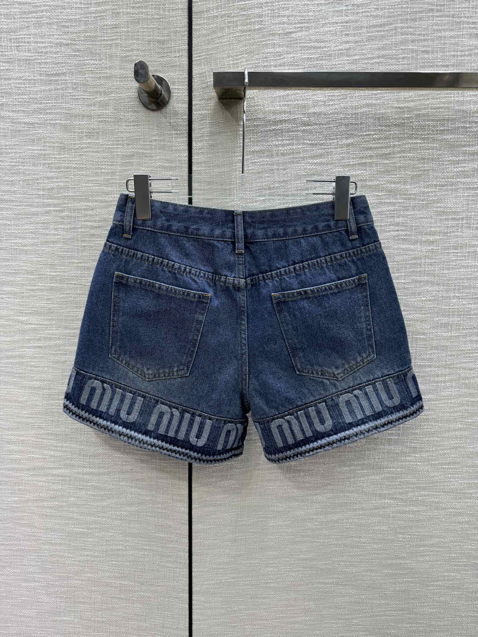 Miu Miu - 2404-24 Весна/Лето Новые джинсовые шорты с цветовыми блоками и логотипом