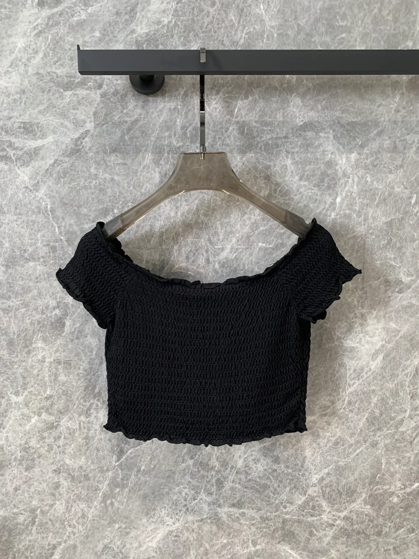 Celine - 2404 - 24ss Весна/Лето Новинка: Укороченный топ с плиссировкой и открытыми плечами