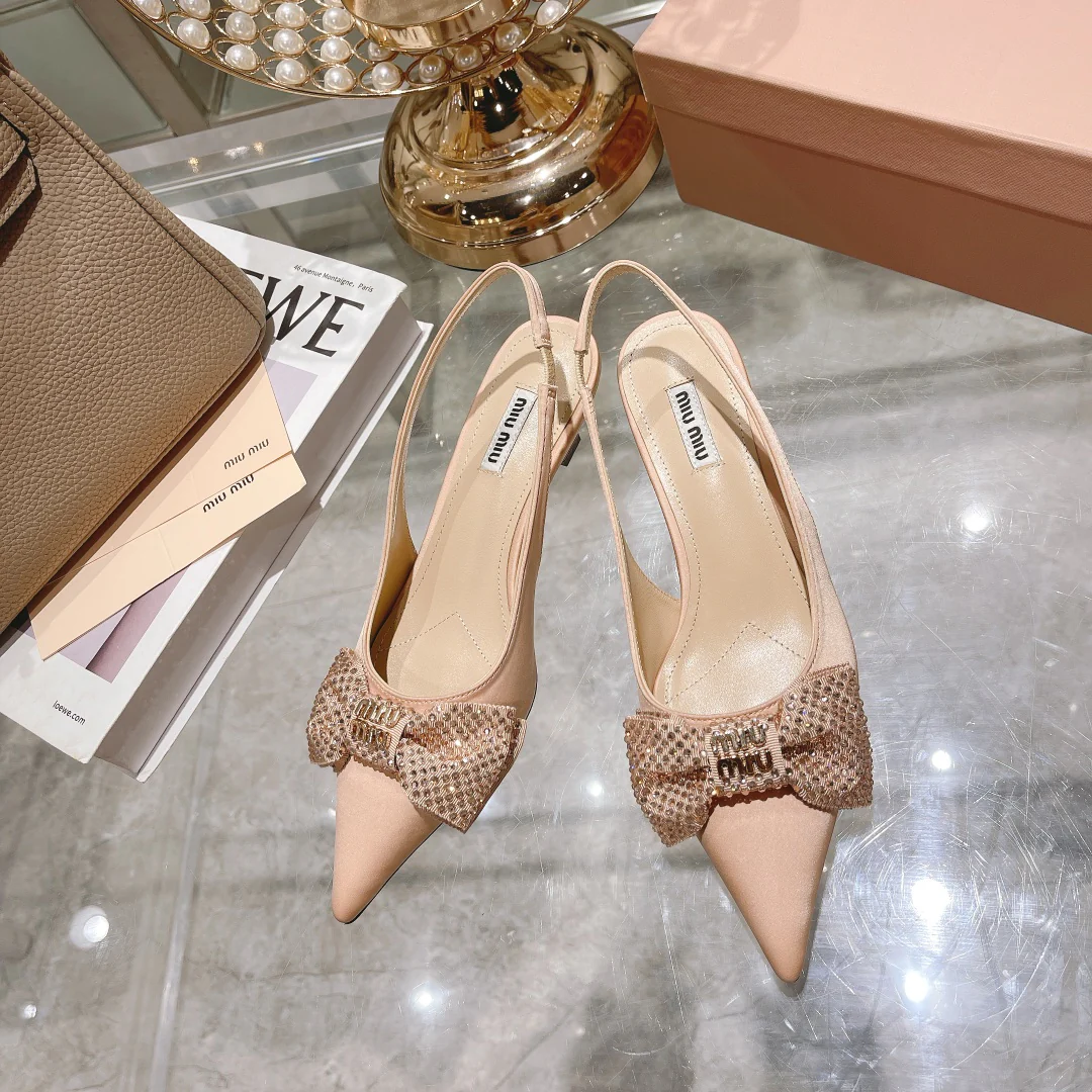 Новинка Miu Miu 2022 года - Туфли на низком каблуке с острым носком - Абрикосовый цвет