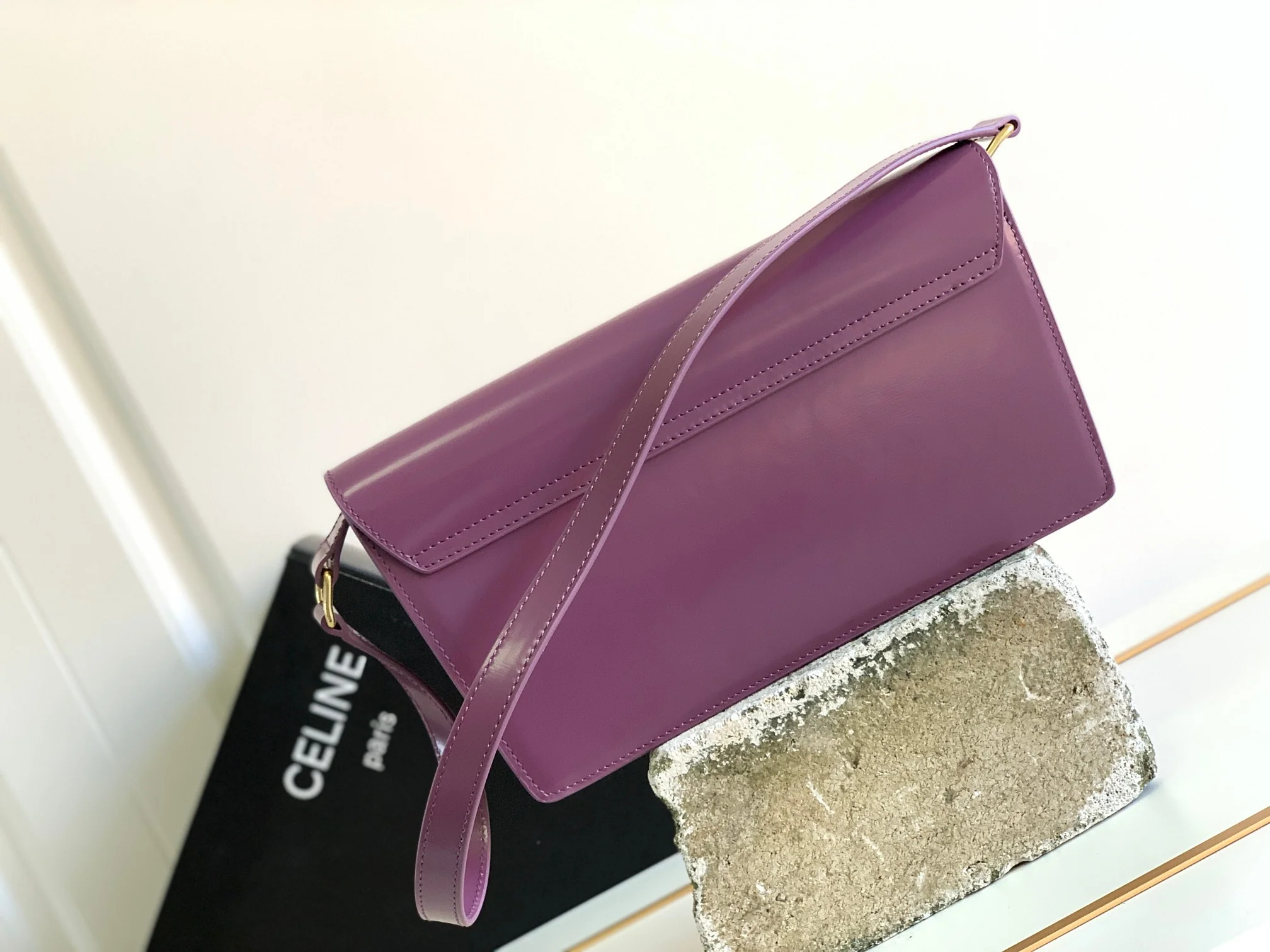 Сумка Celine Triomphe из глянцевой телячьей кожи с принтом под канвас - фиолетовая.