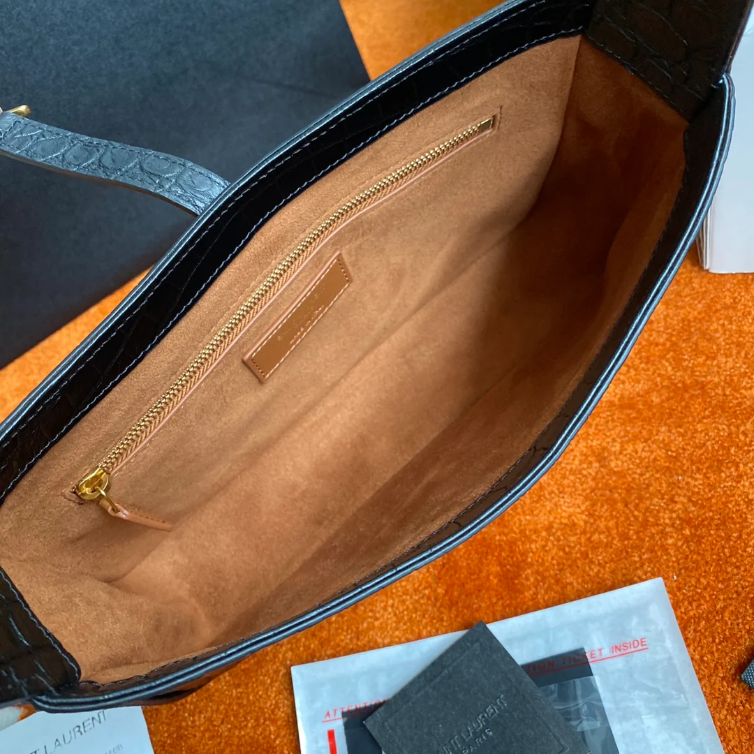 Сумка-седло YSL с вышивкой под крокодиловую кожу и золотой пряжкой.