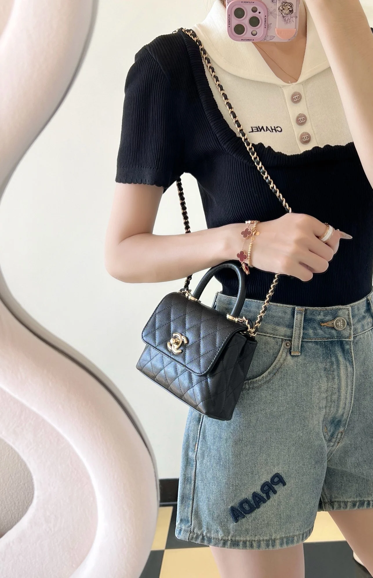 Сумка Chanel с цепочкой и клапаном — черная с фурнитурой из светлого золота.