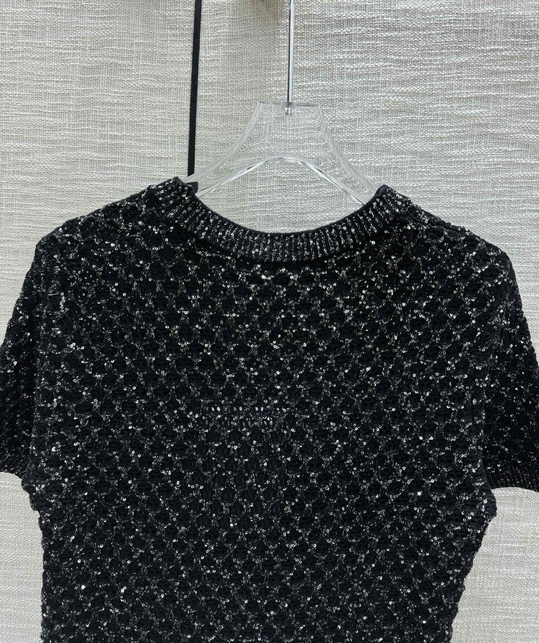 Chanel 2403 Черный трикотажный свитер с коротким рукавом, расшитый серебристыми пайетками - Черный