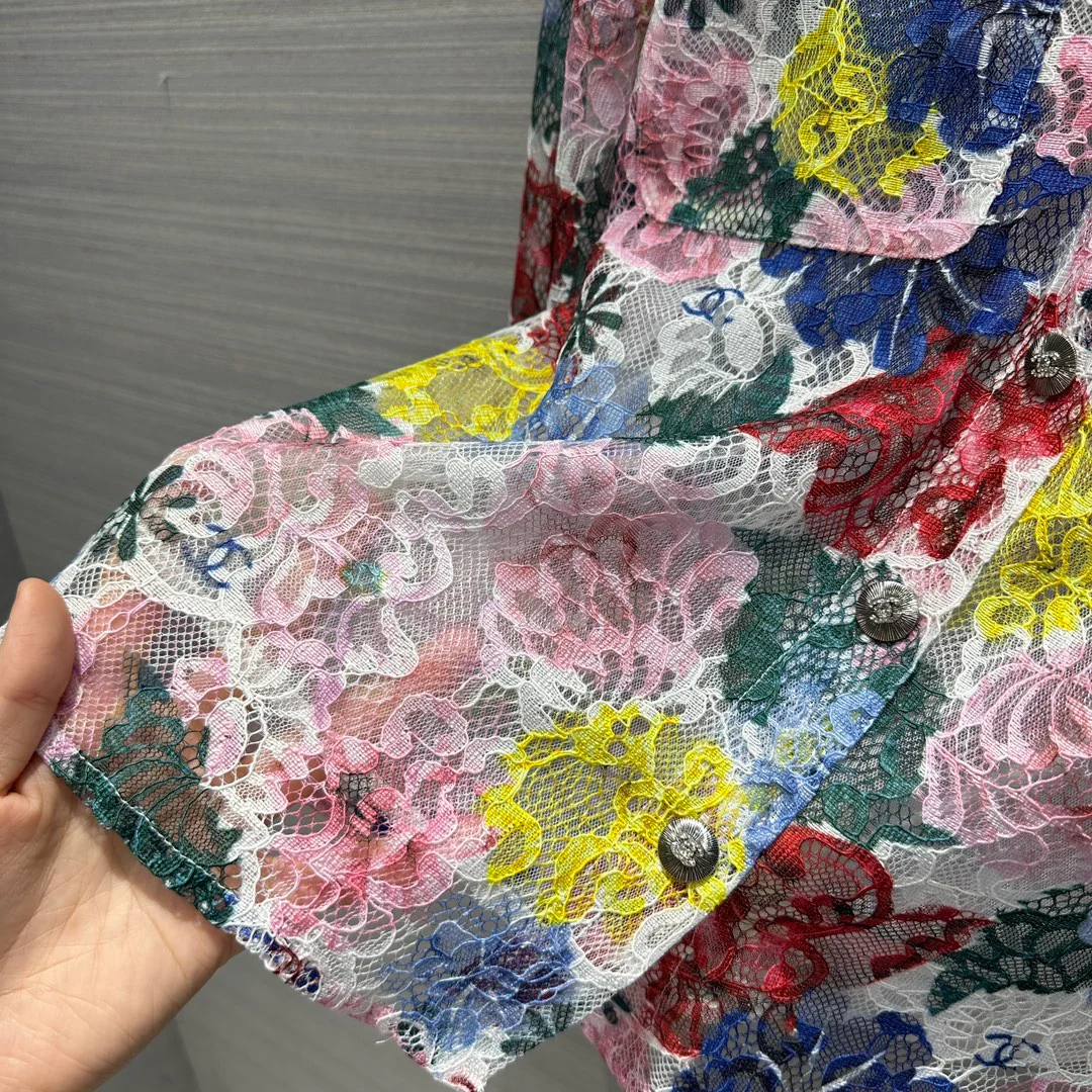 Рубашка Chanel 2404 с кружевным принтом, выполненная маслом.