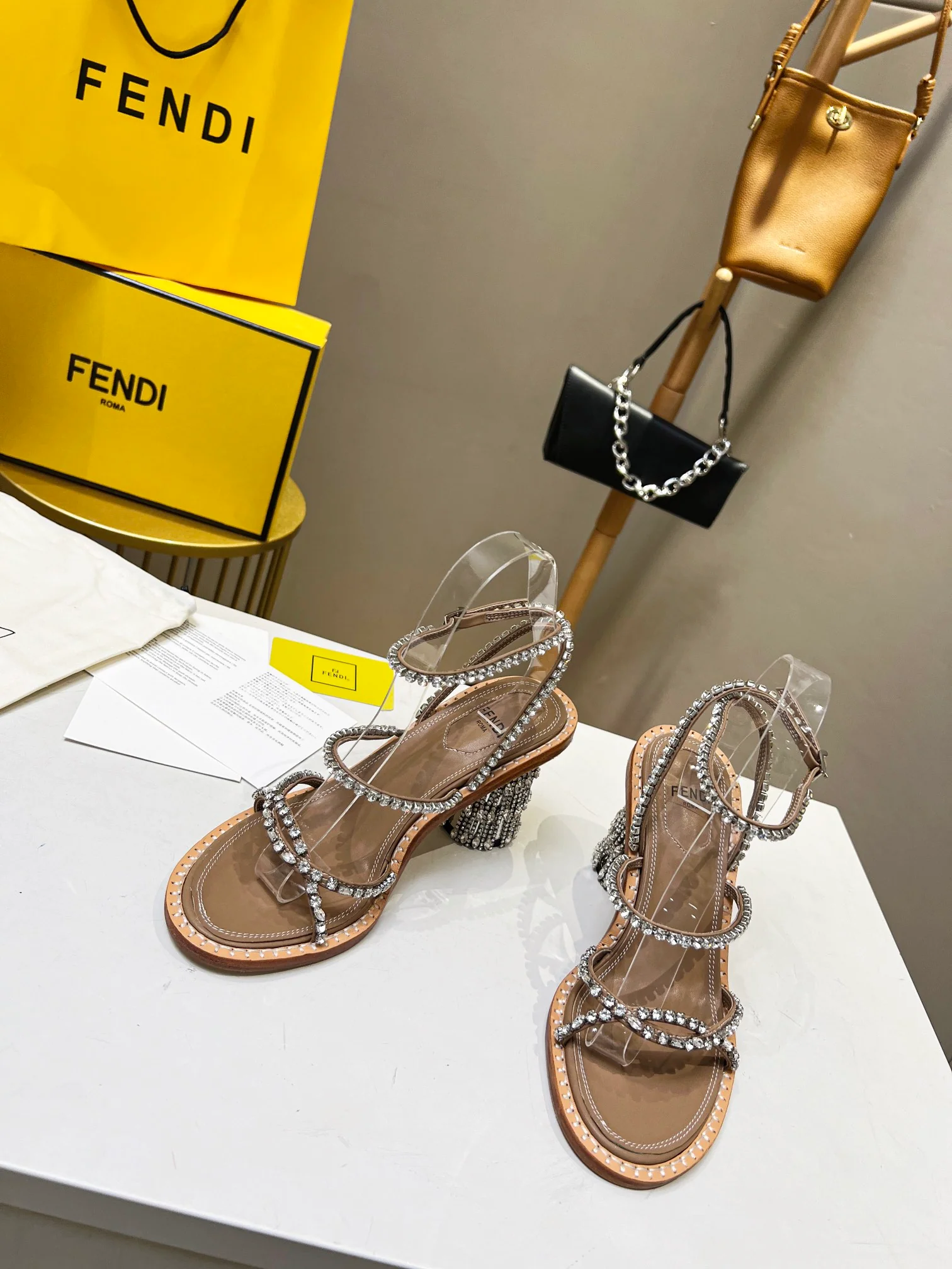 Fendi - Новинки ранней весны 2022 года - Сандалии и туфли на каблуках - 1