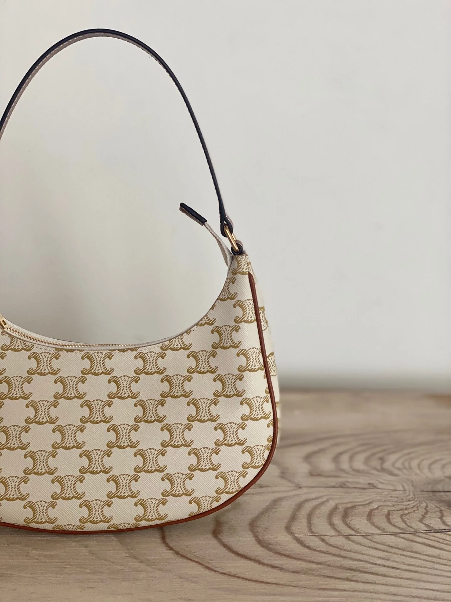 Сумка Ava Triomphe из канваса — белая с монограммой.