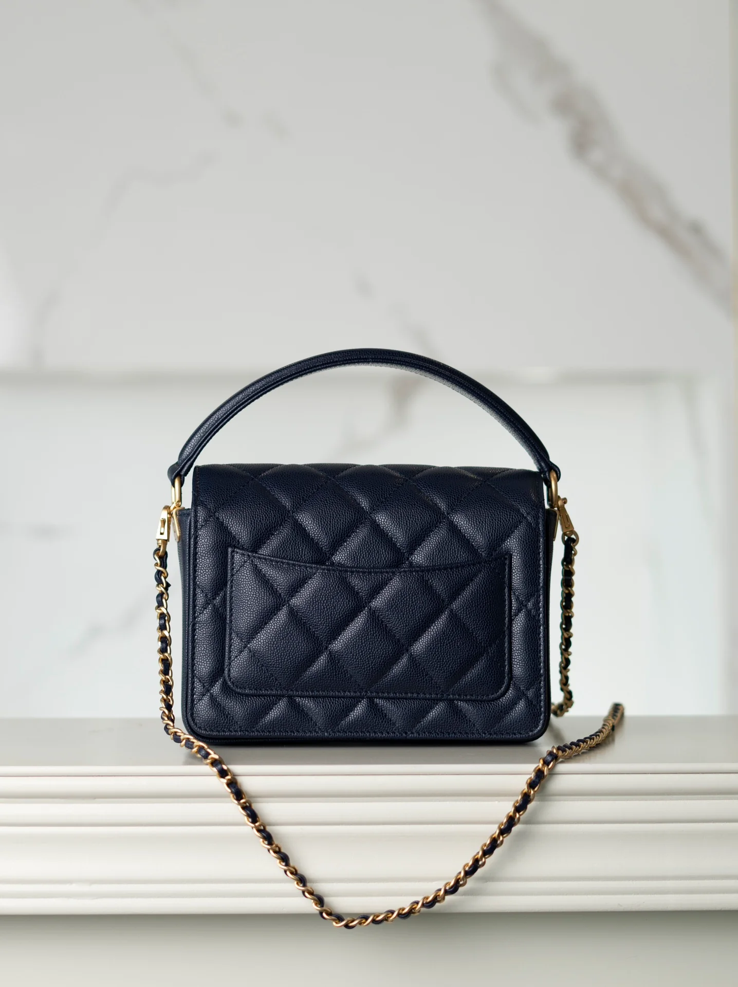 Мини-сумочка Chanel с клапаном и ручкой - синяя