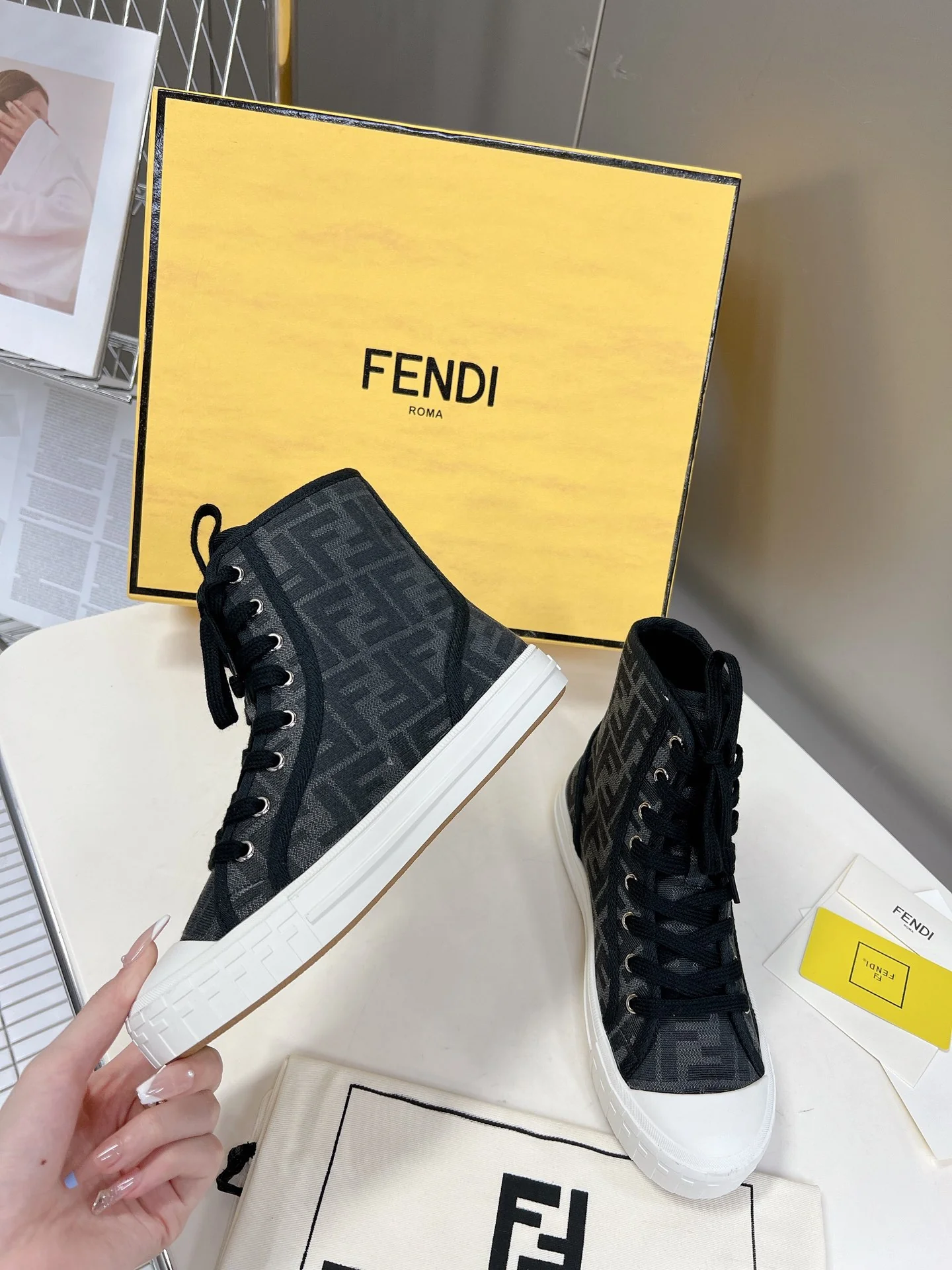 Fendi - Новинка сезона осень/зима 2022 - Высокие повседневные туфли с монограммой - 1
