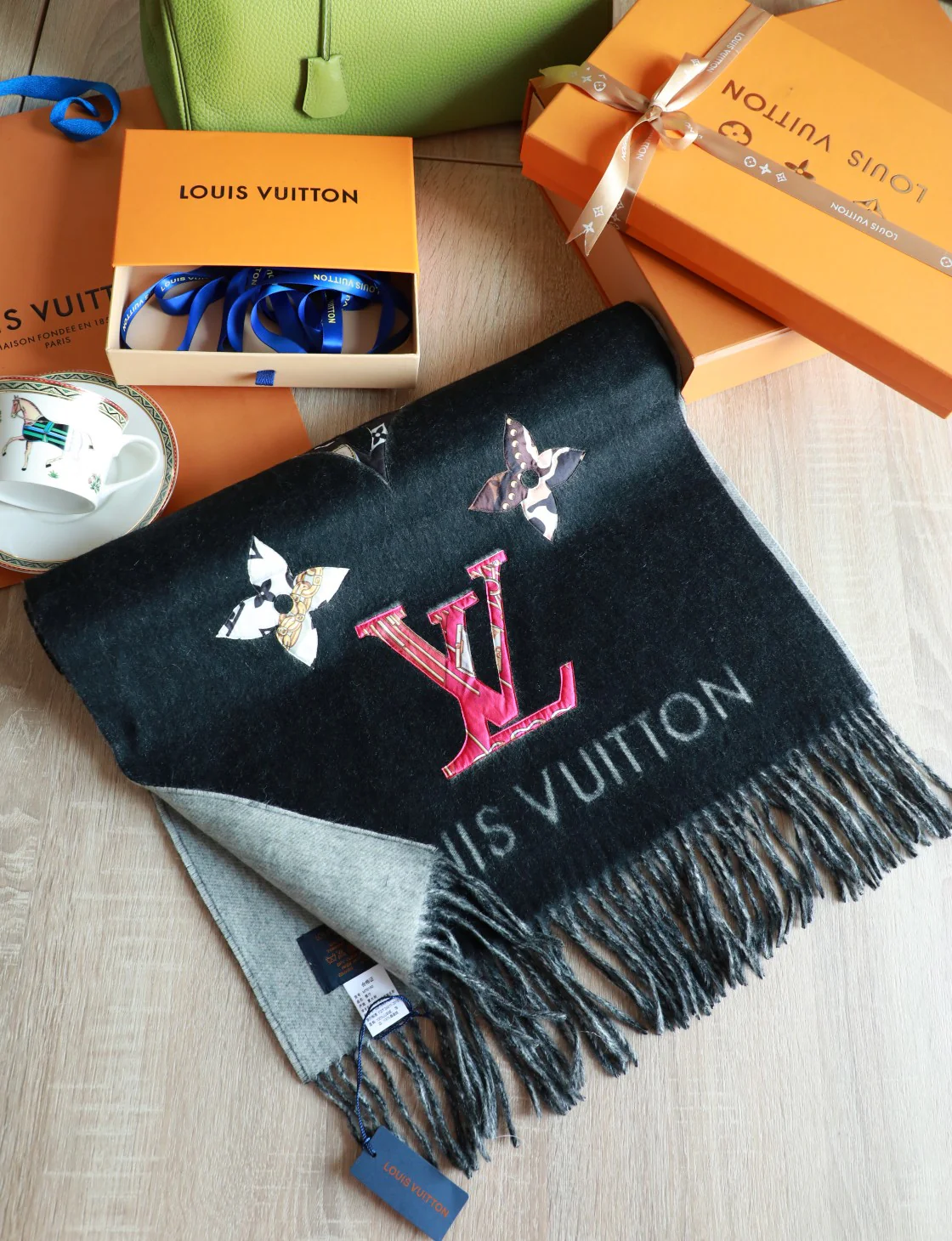 LV-48-190 см - Премиальный классический шелковый шарф с аппликацией