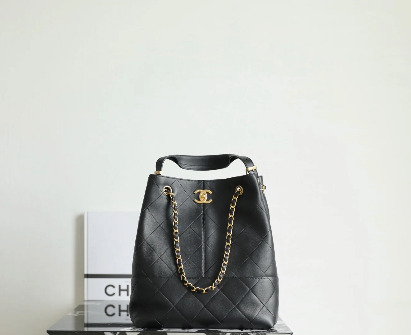 Chanel - ??? - Прямая сумка-шоппер - Телячья кожа - ??? - Черная с золотой фурнитурой