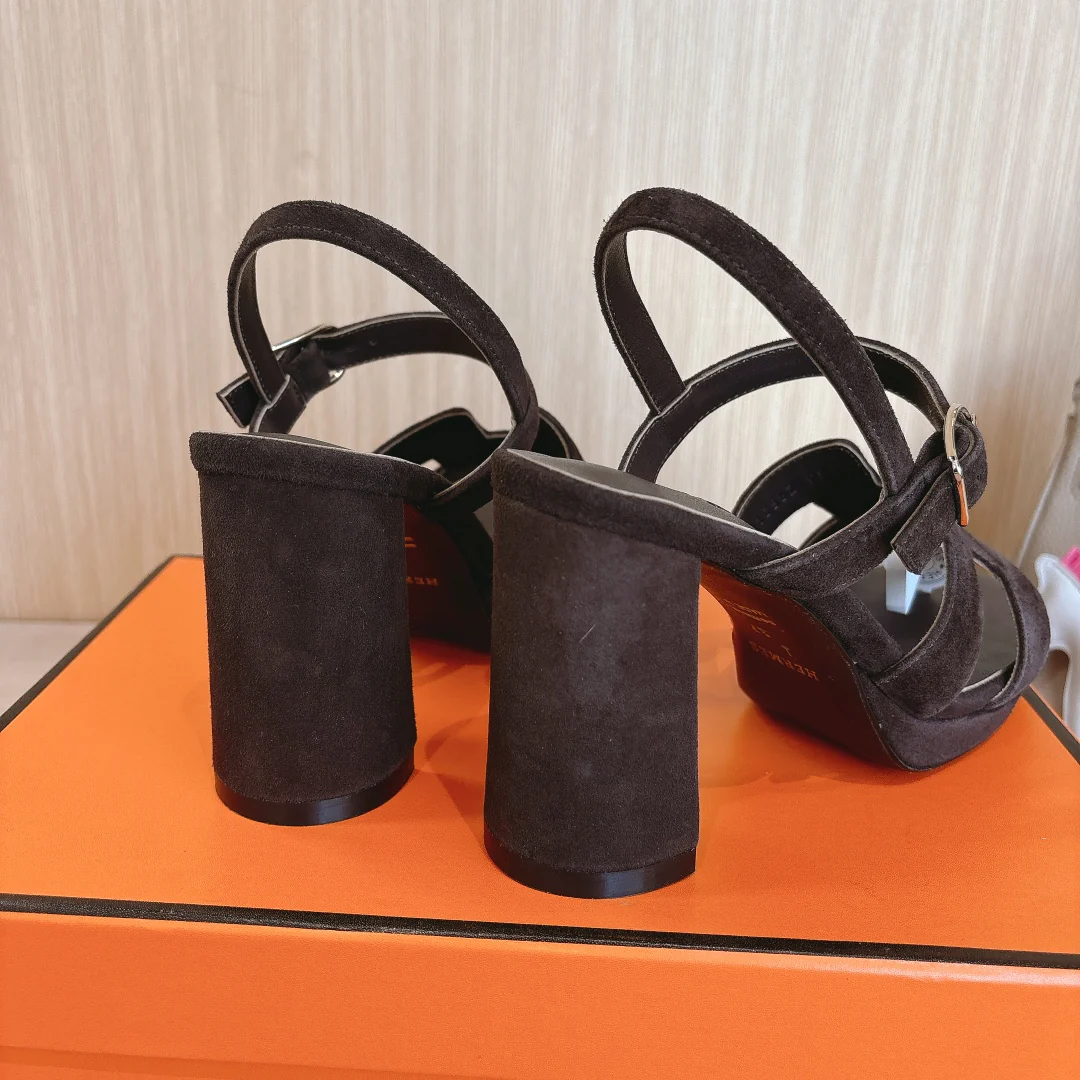 Модные босоножки на высоком каблуке Hermes 2024 года — темно-коричневые.