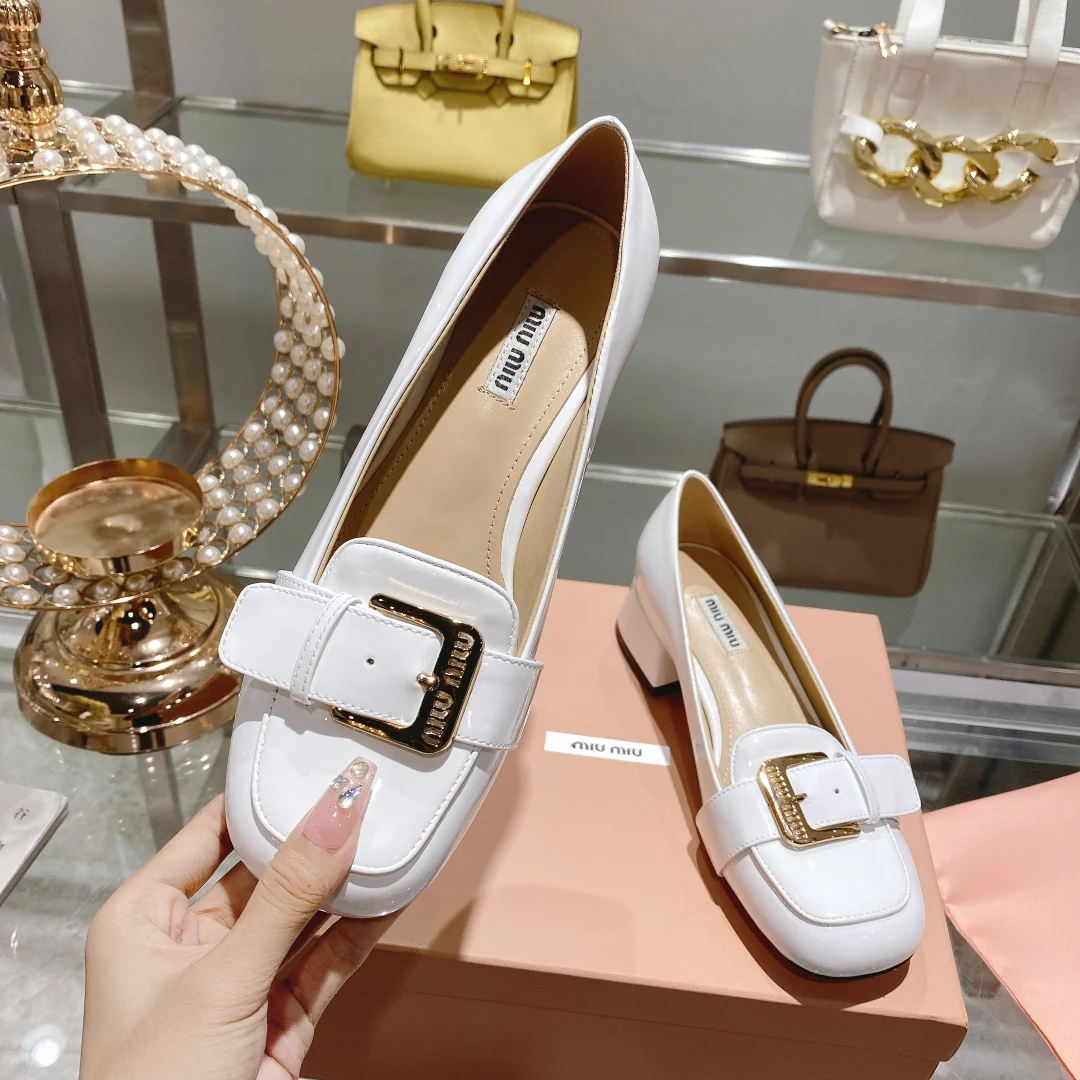 Новинка сезона осень/зима 2022 от Miu Miu - Туфли на низком каблуке с квадратным носком - Белые