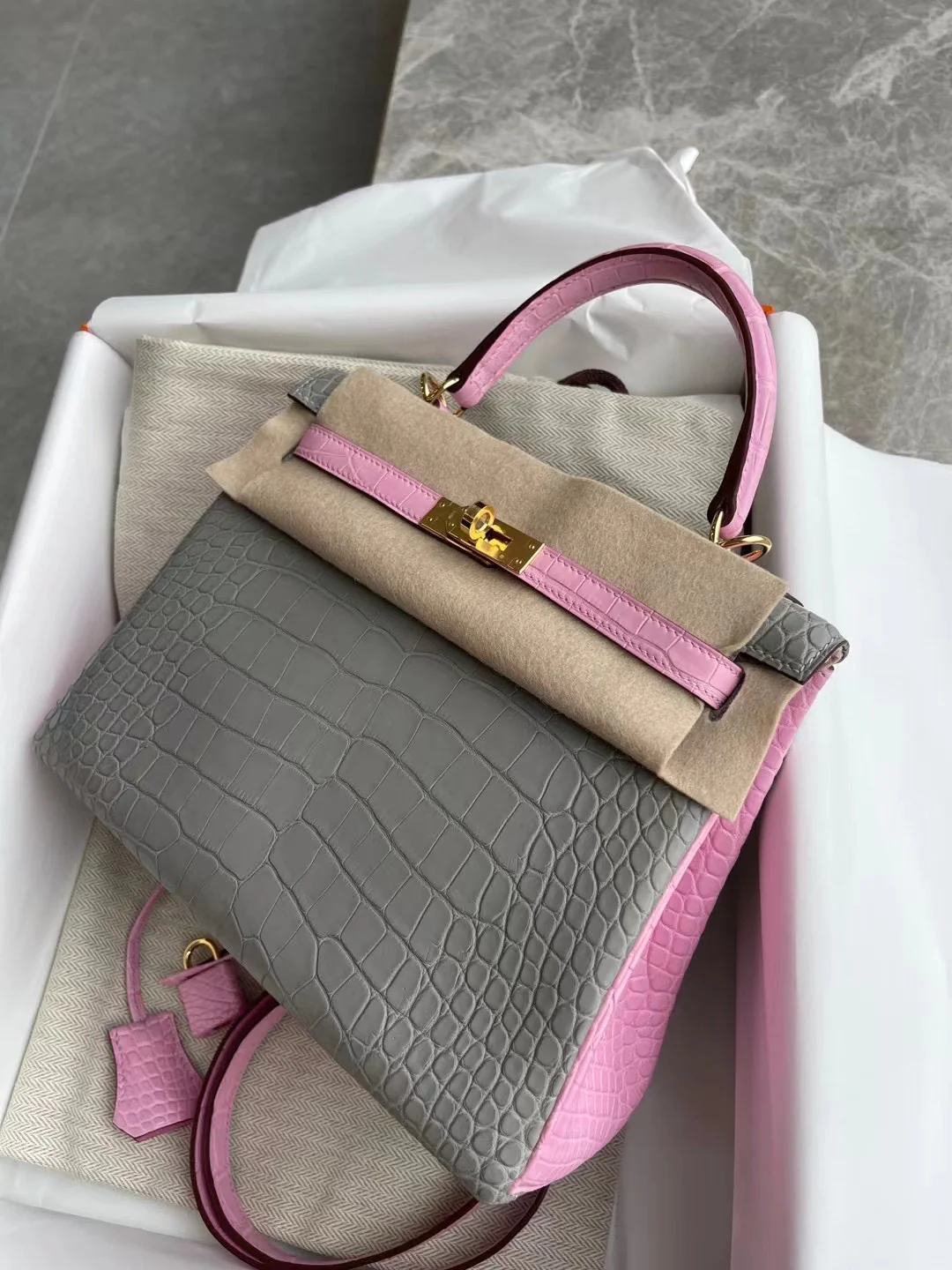 Сумка Hermes Kelly 25 Square Matte Crocodile - 08 Pearl Grey с розовой пряжкой 5p - Gold Buckle