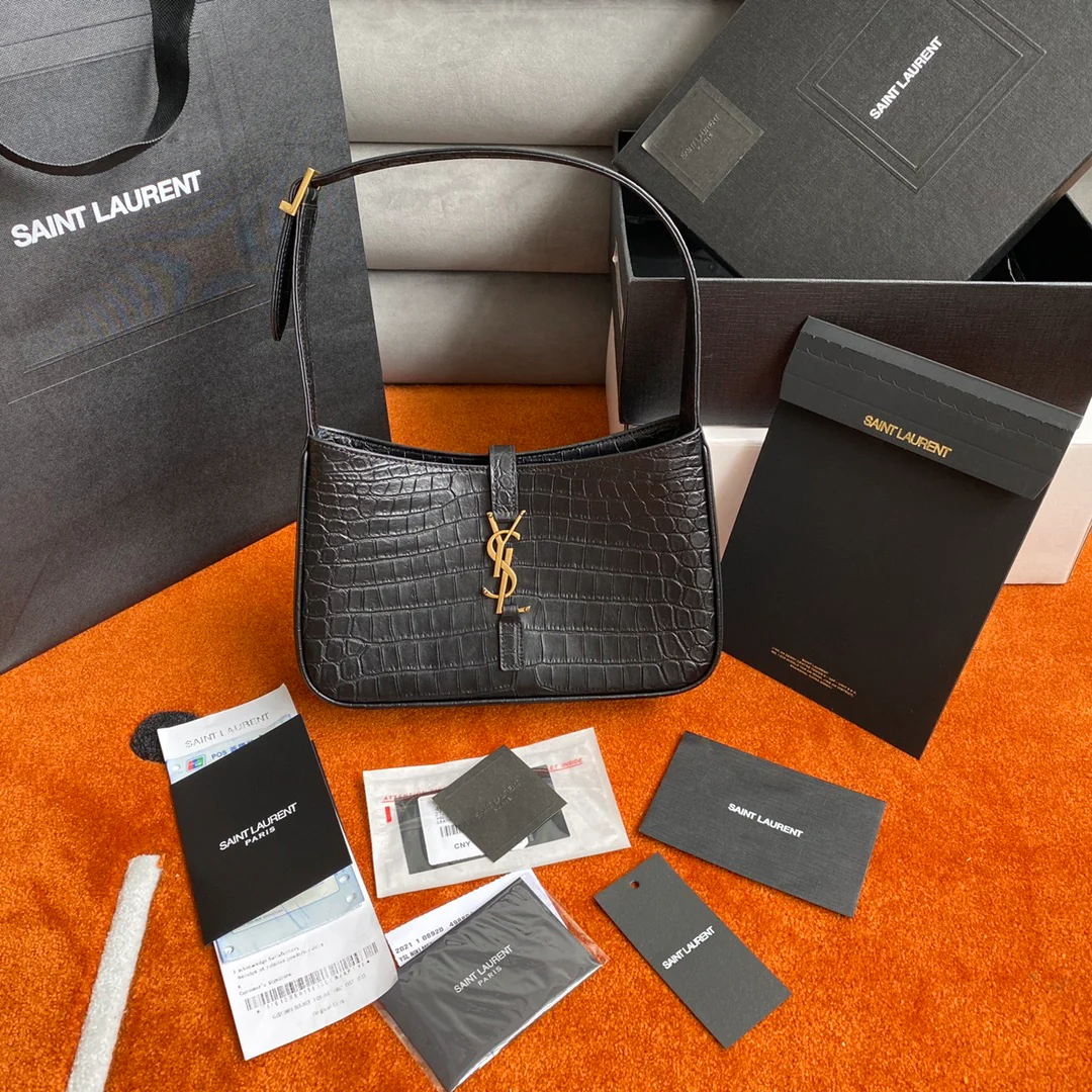 Сумка-седло YSL с вышивкой под крокодиловую кожу и золотой пряжкой.