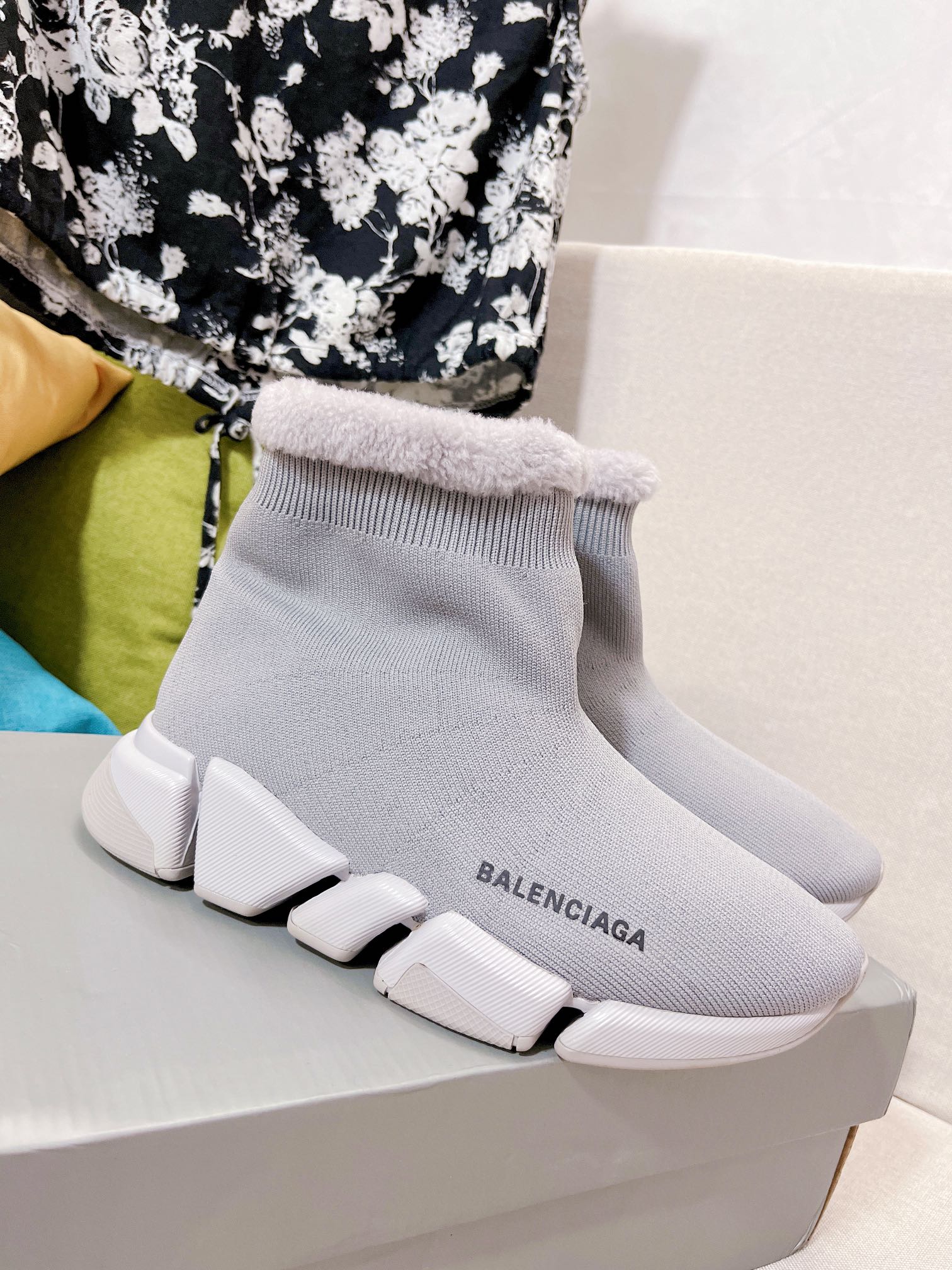 Новинка весны 2022 года от Balenciaga - короткие меховые сапоги-носки - серые.