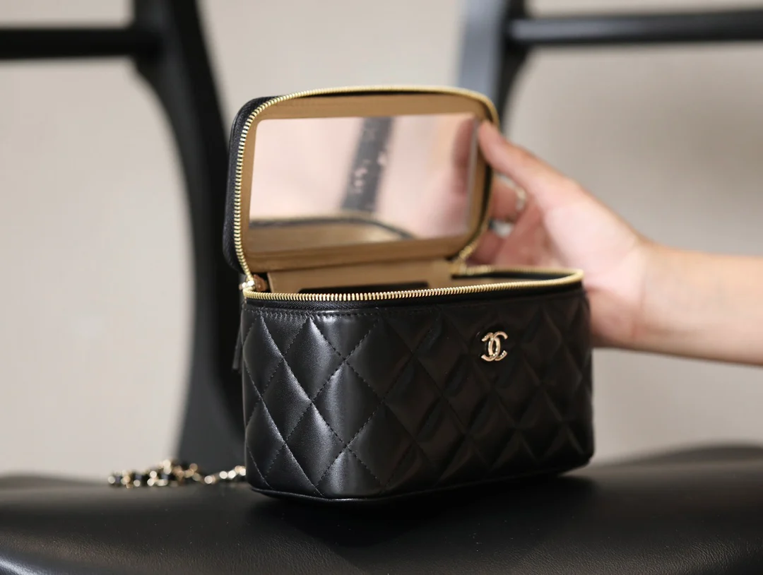 Новые поступления коллекции Chanel весна/лето 2023 - Футбольная коллекция - Длинная коробка с цепочкой и мячом - Черная