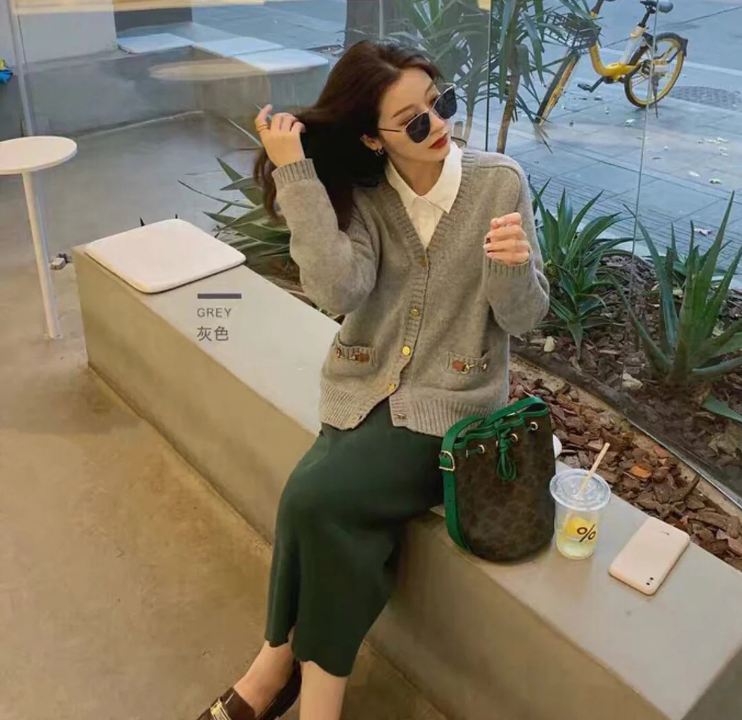 Маленькая холщовая сумка Celine Triomphe на завязках - зеленая с монограммой.