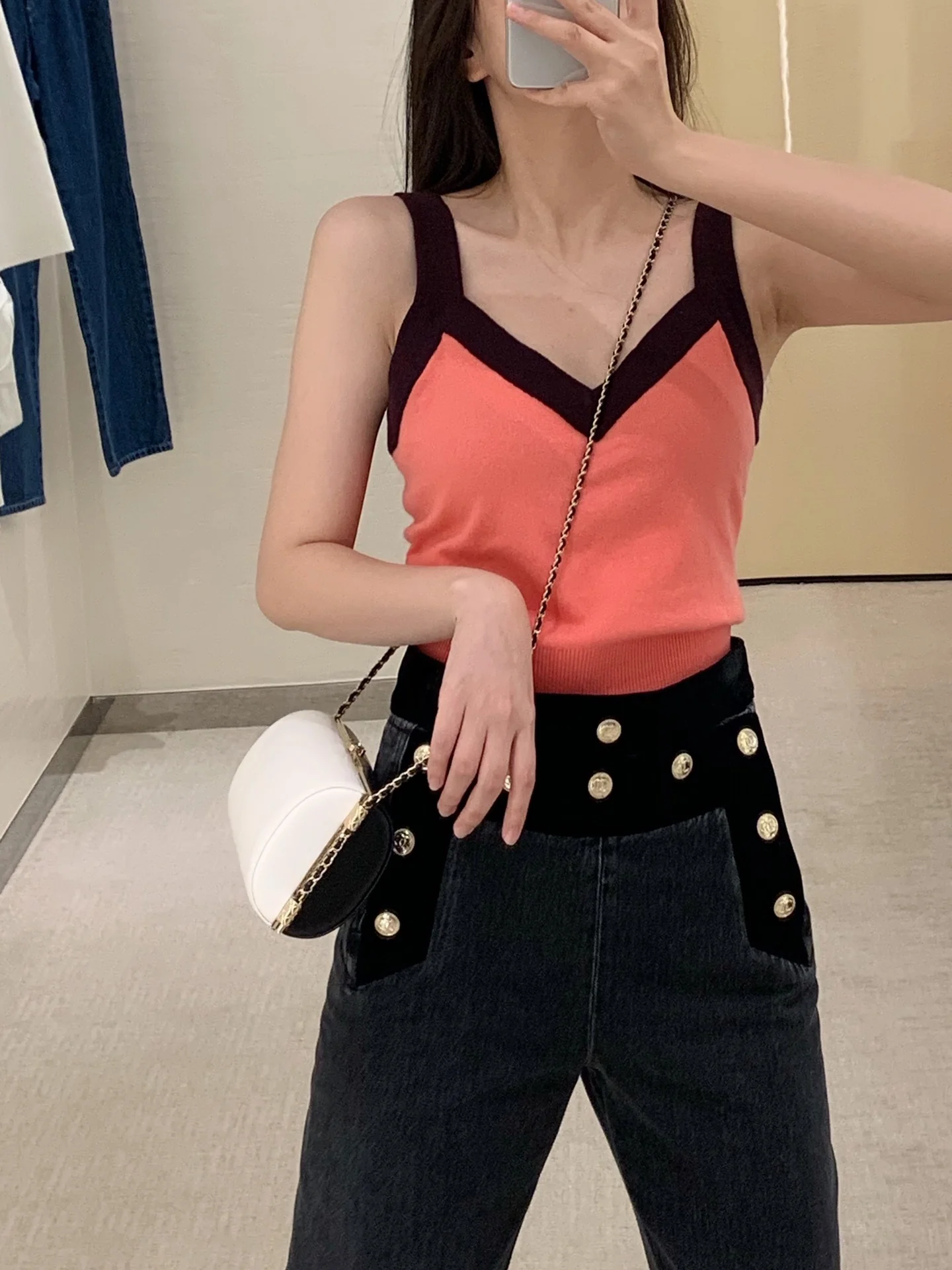 Вечерняя сумочка Chanel из коллекции Métiers d'Art 2020, черно-белая.