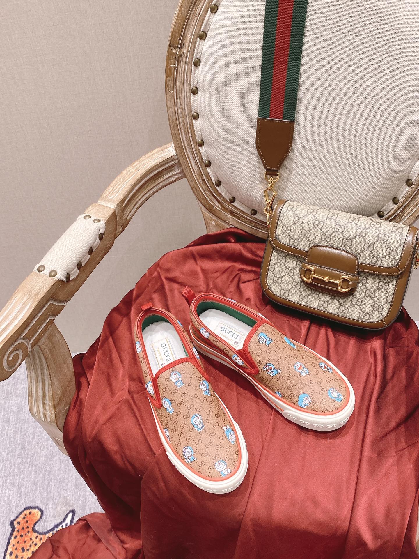 Классические лоферы Gucci 1977 из серии ?Дораэмон? — парусиновые туфли.