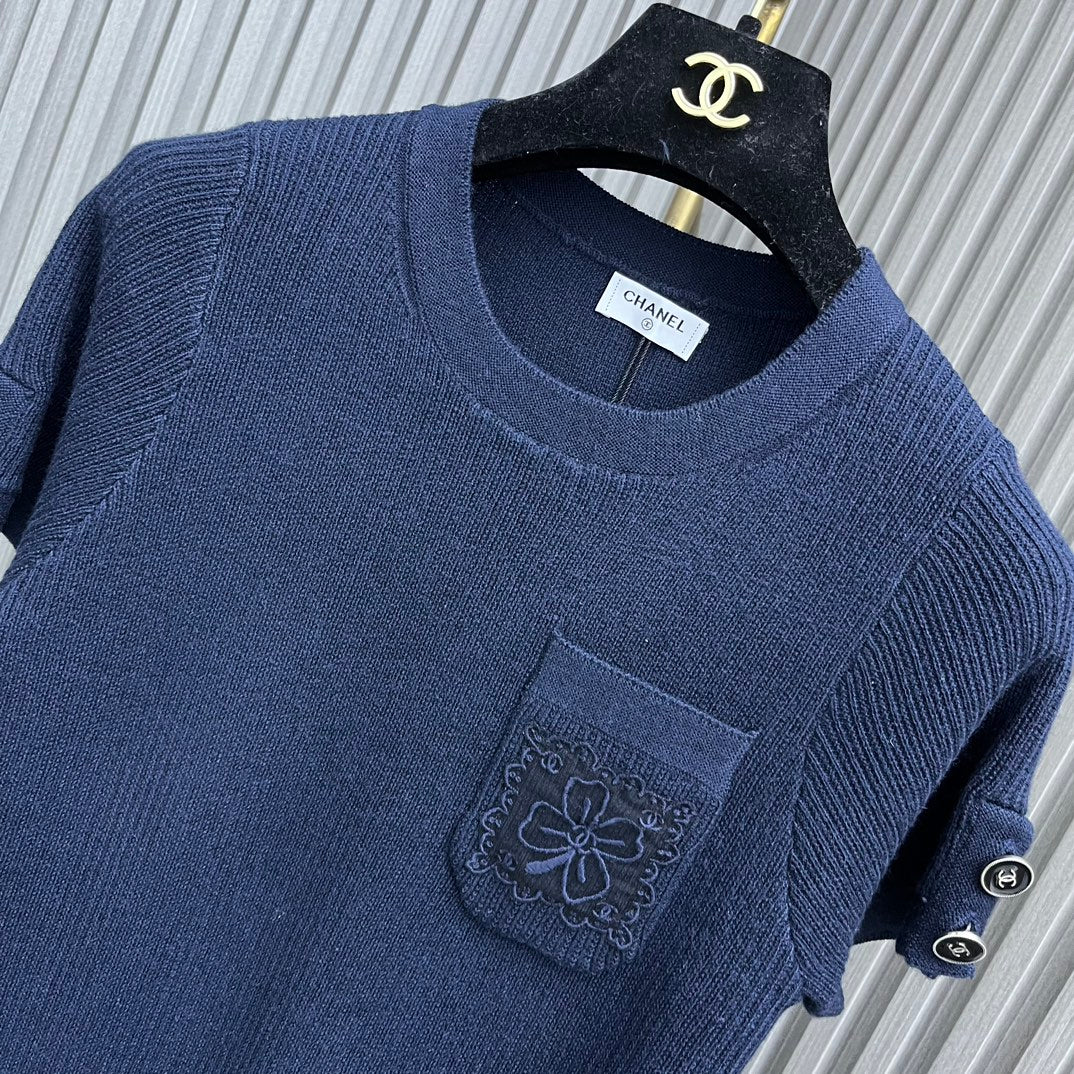 Свитер Chanel 2403 с карманом в виде четырехлистного клевера — синий.