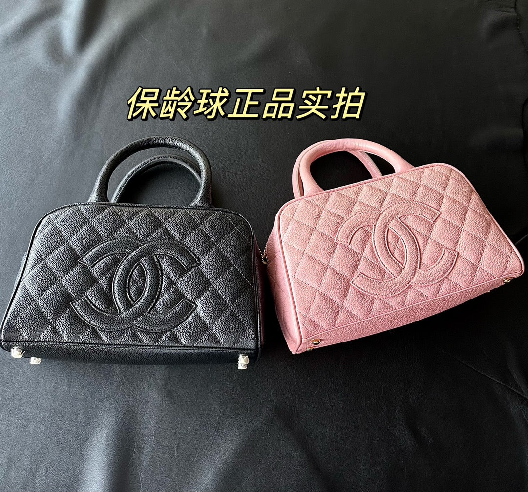 Винтажная сумка-боулинг Chanel из икры, розовая.