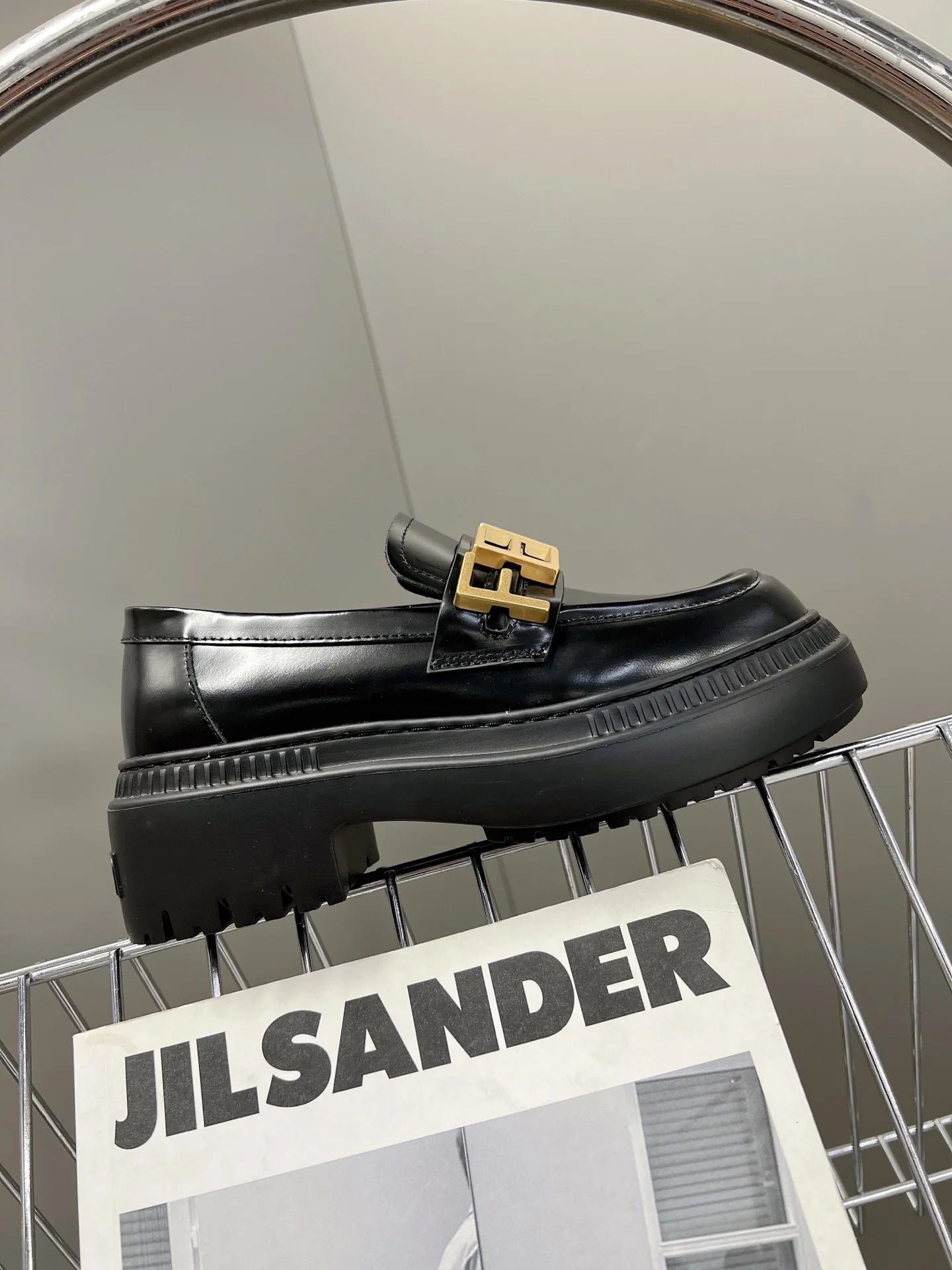 Новинка весны 2022 года от Fendi - туфли Letter Afro - черные.