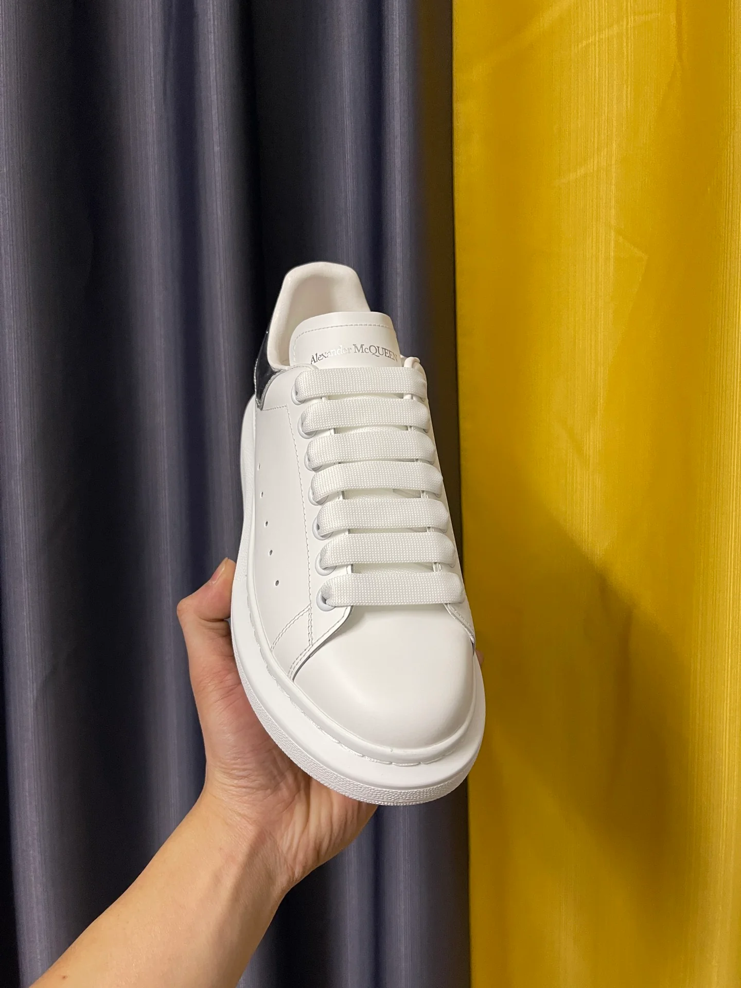 Классические белые кроссовки McQueen - унисекс - каблук из зеркальной серебристой кожи - Премиум-издание