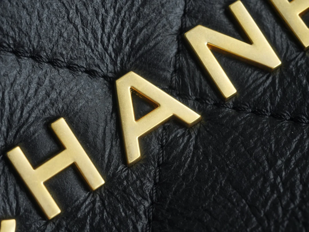 Сумка Chanel No. 22 — вариант с овчиной — чёрно-коричневая.