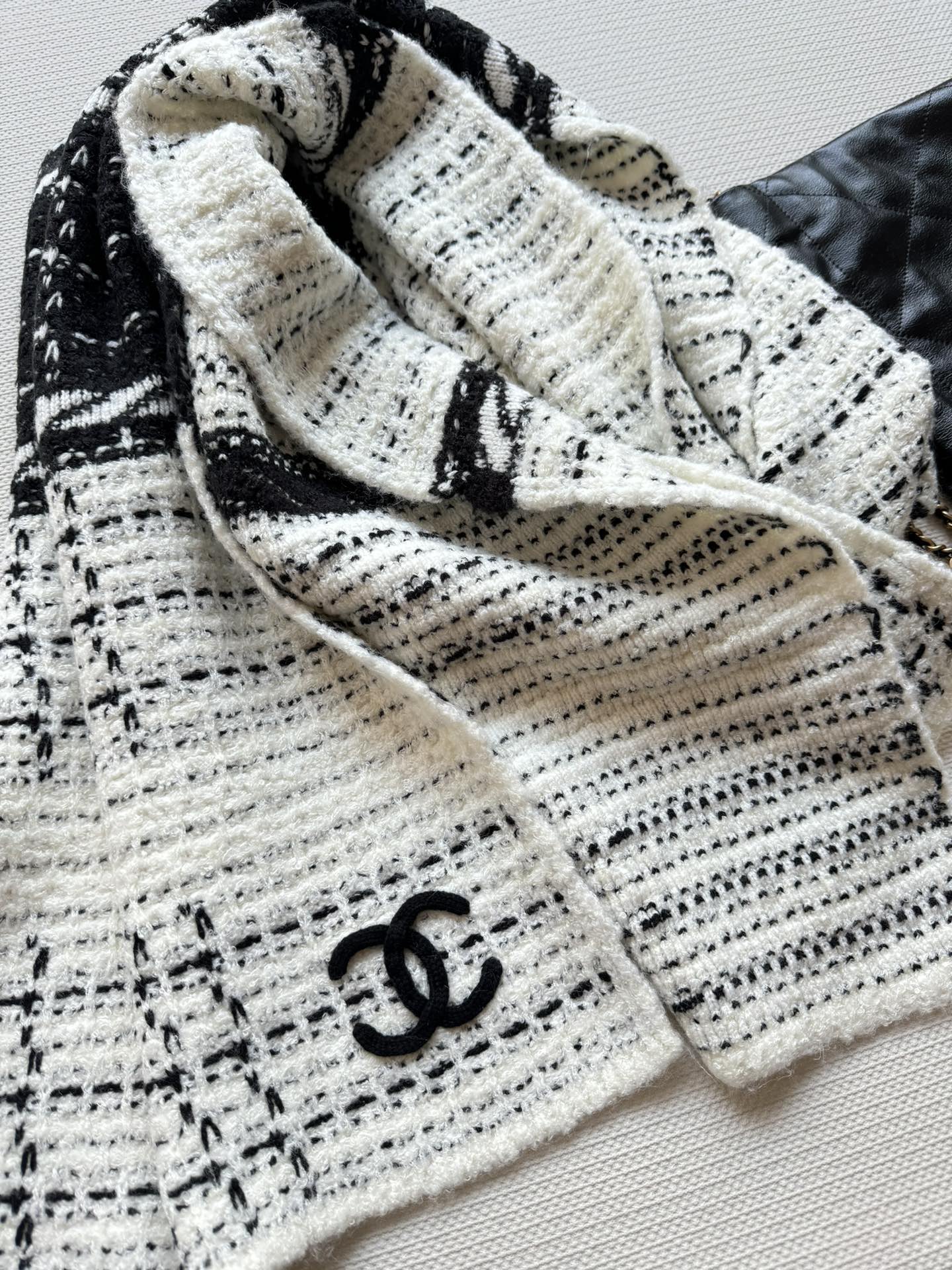 Вязаный полосатый шарф Chanel 2024 — белый