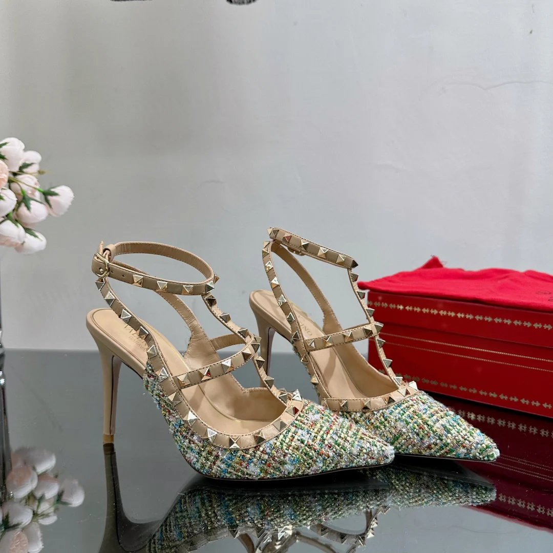 Valentino Весна/Лето 2023 - Туфли-шпильки с острым носком, украшенные стразами