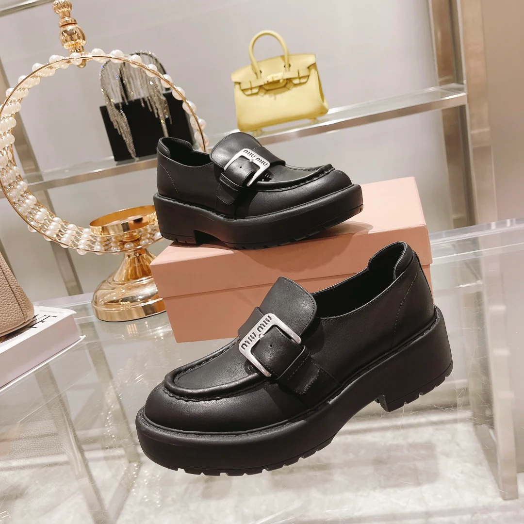 Miu Miu - Новинка сезона осень/зима 2022 - Кожаные лоферы на платформе в стиле ретро - 1