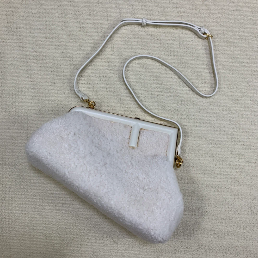 Маленькая белая шерстяная сумочка Fendi-first