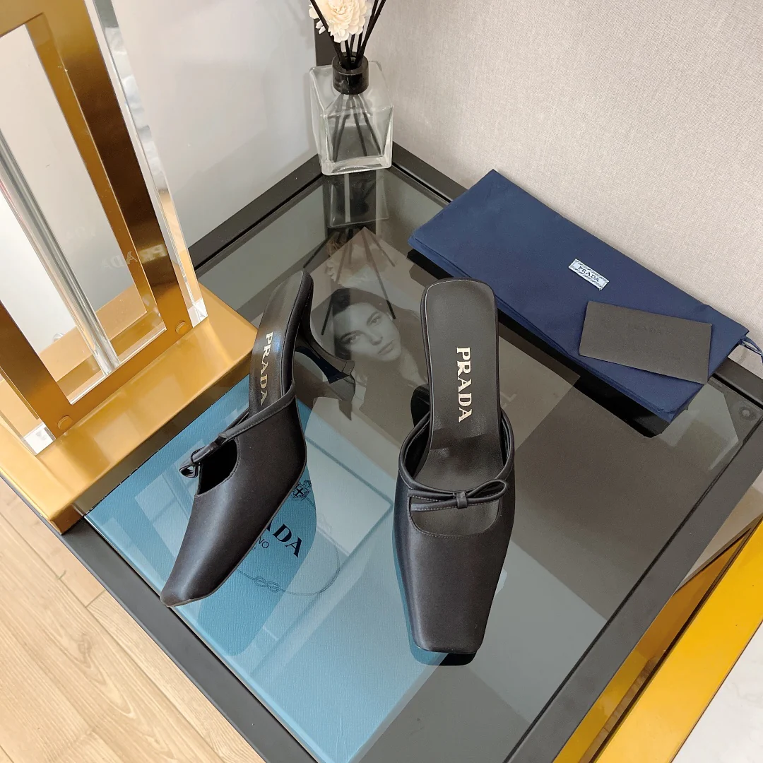 Prada - Новинка весны 2022 года - Сандалии на закрытом каблуке