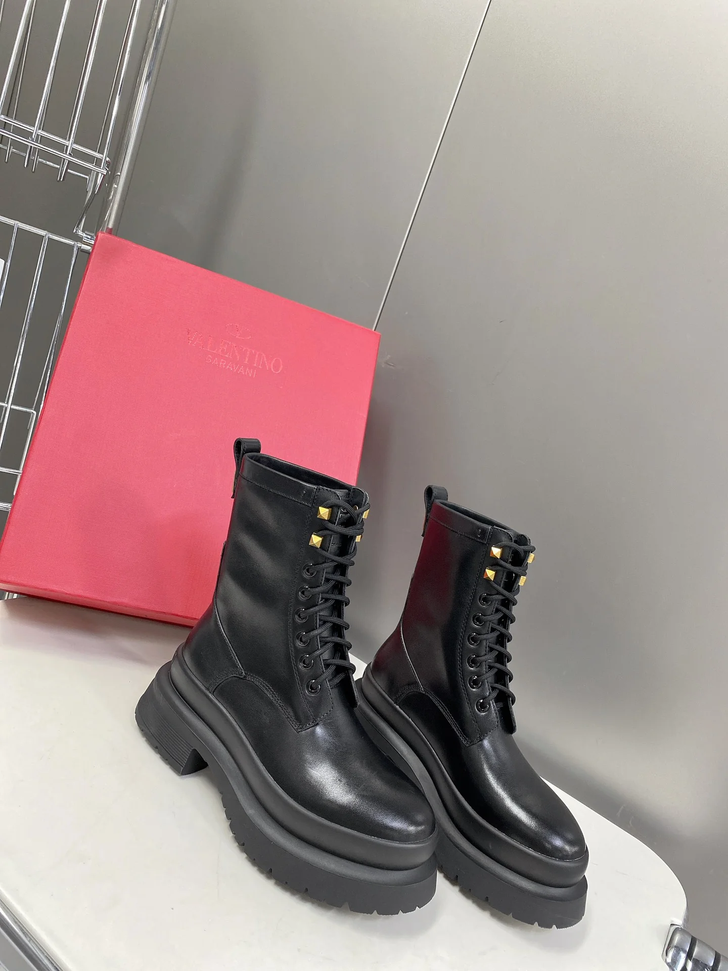 Новинка сезона осень/зима 2022 от Valentino - Ботинки Martin в британском стиле - 1