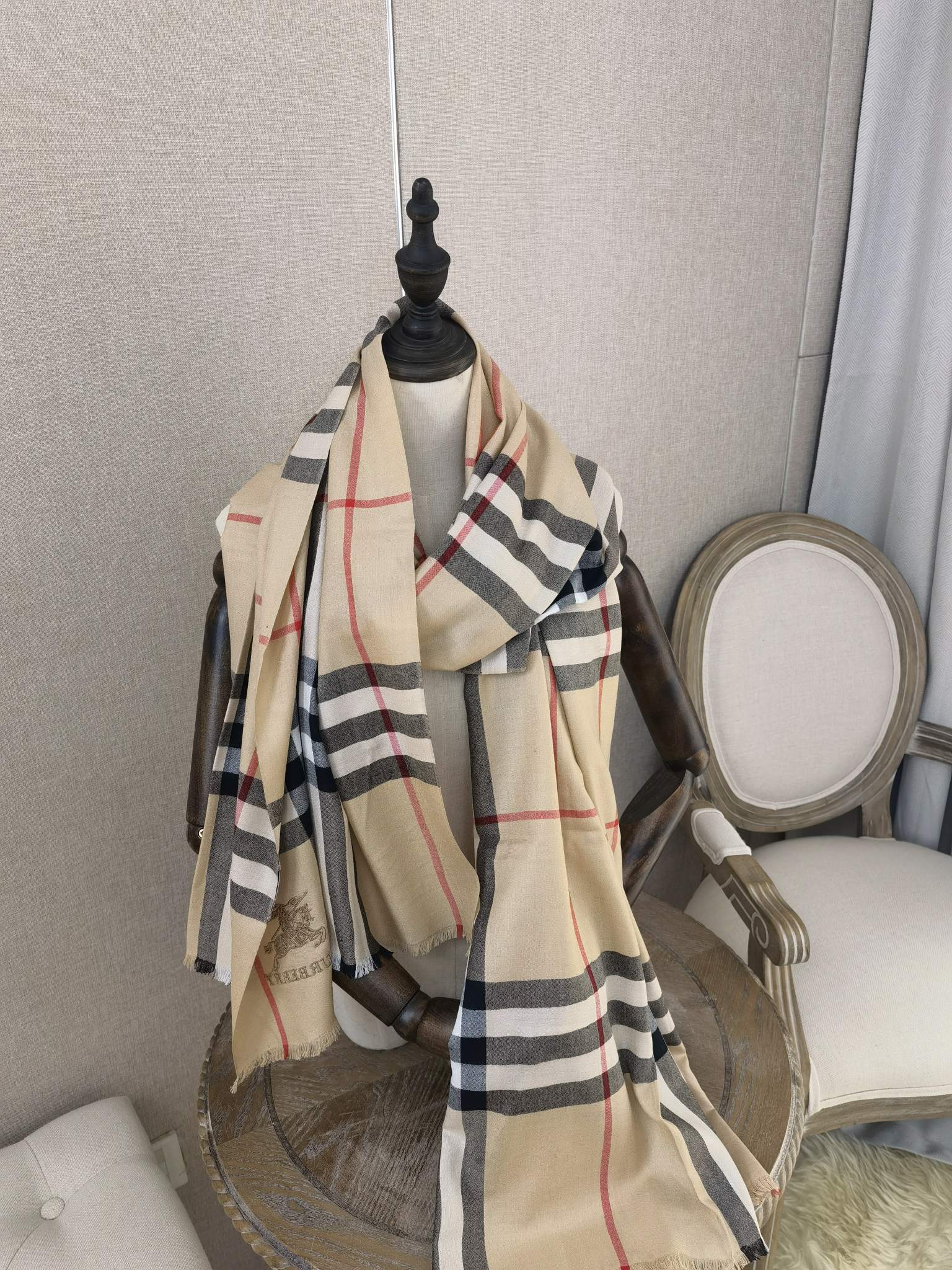 Burberry - нестареющая классика, бестселлер: тонкий длинный шарф - 70-220 см