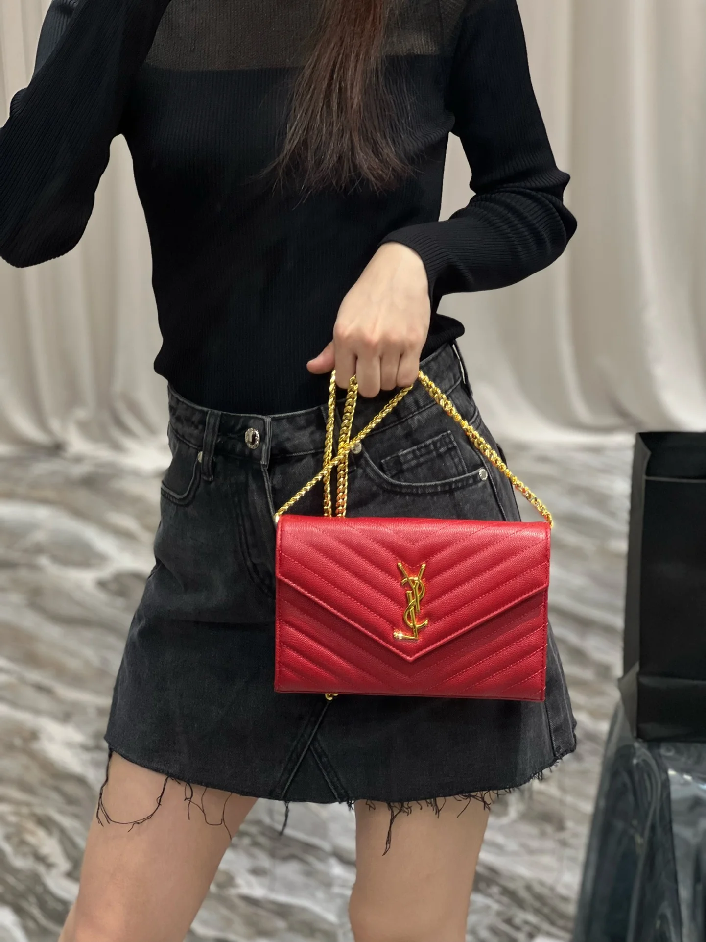 Сумка YSL Laurent из икорной кожи - красная.