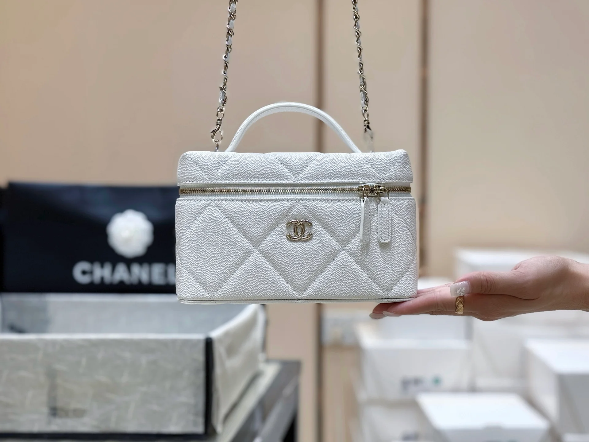 Новая коллекция Chanel 25k осень/зима - стеганая сумка для ланча LP - телячья кожа цвета личи - белая