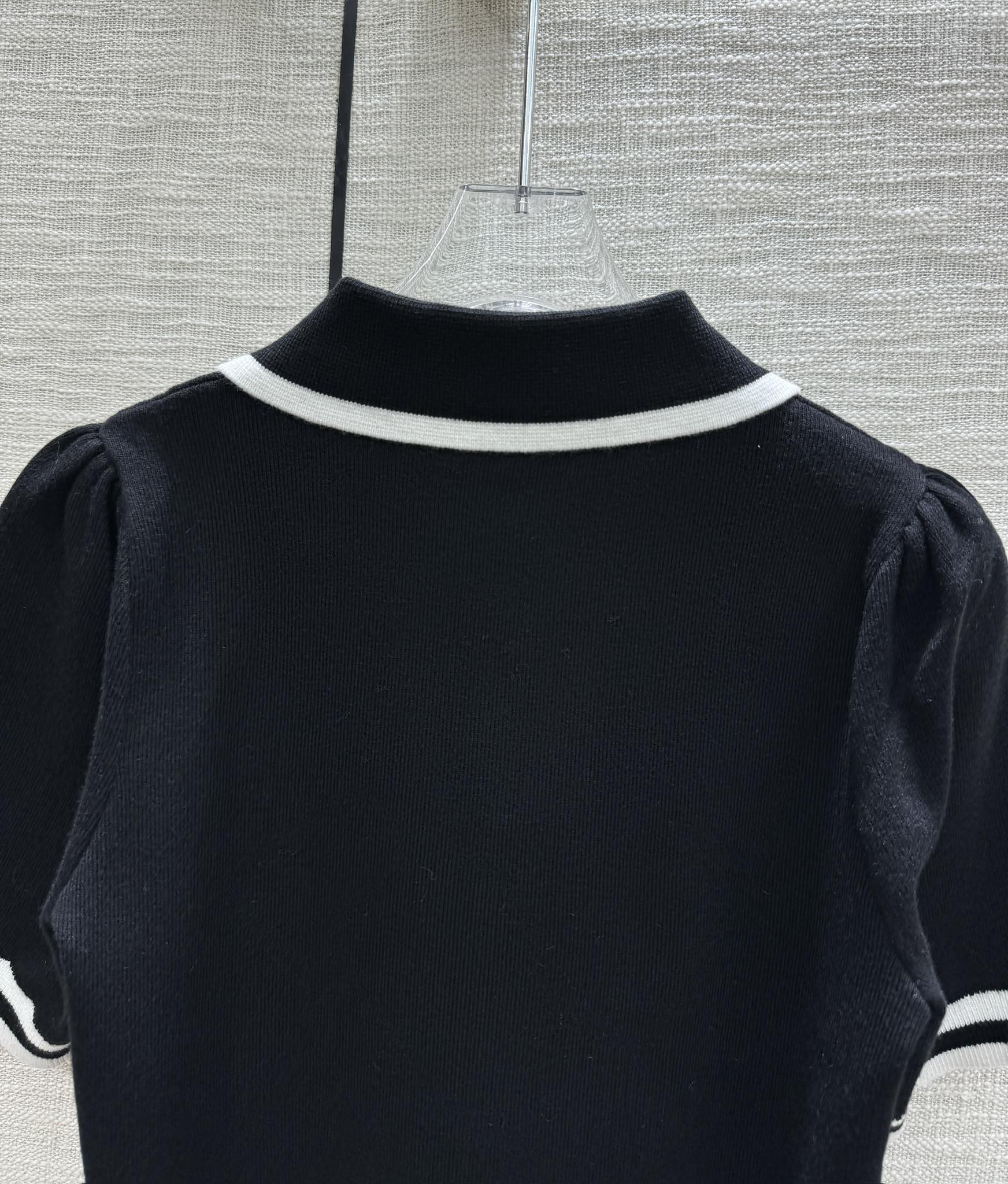 Вязаная футболка Chanel 2403 с коротким рукавом и воротником-поло - черная