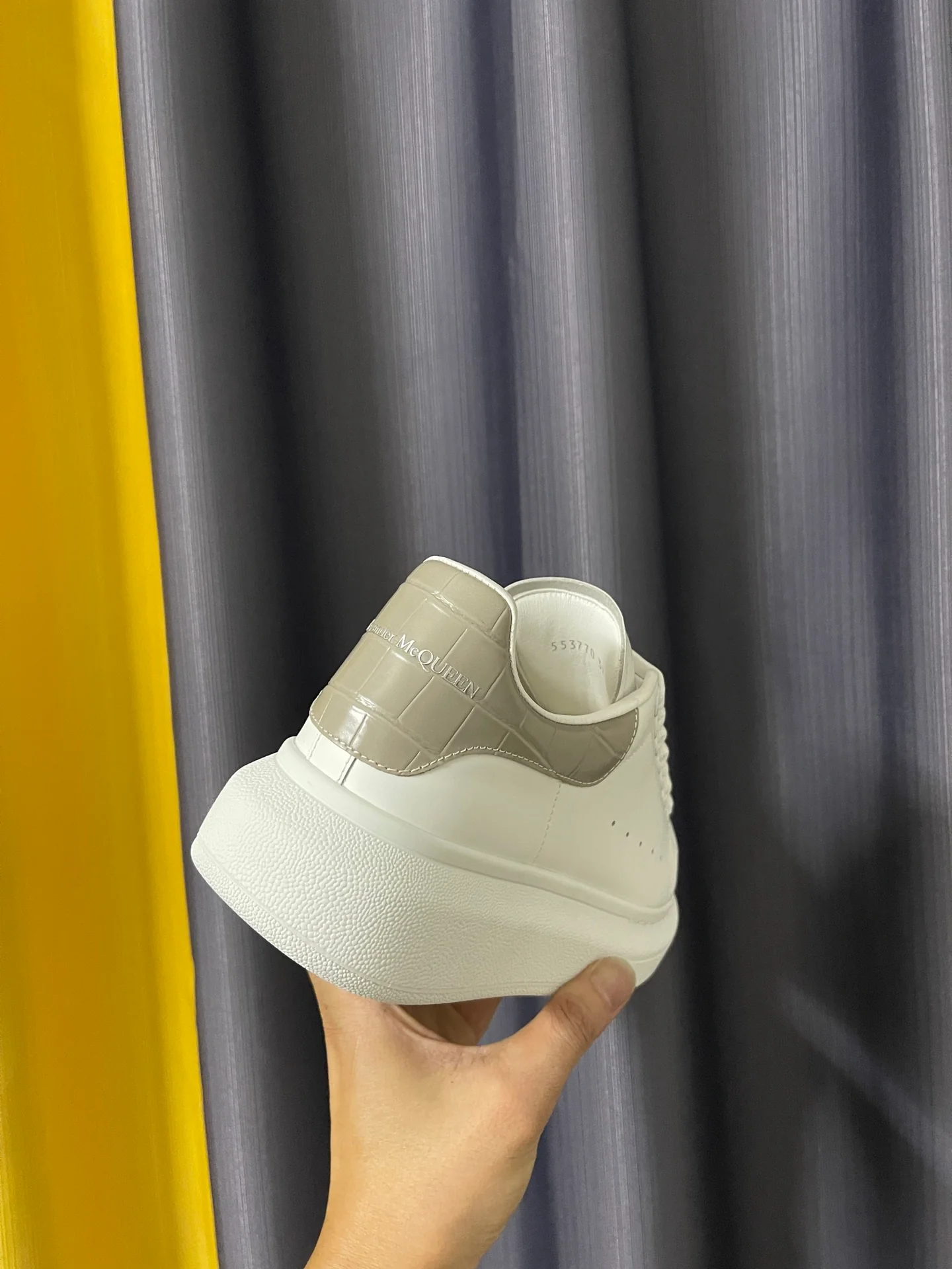 Классические белые кроссовки McQueen - унисекс - на каблуке с серым крокодиловым рисунком