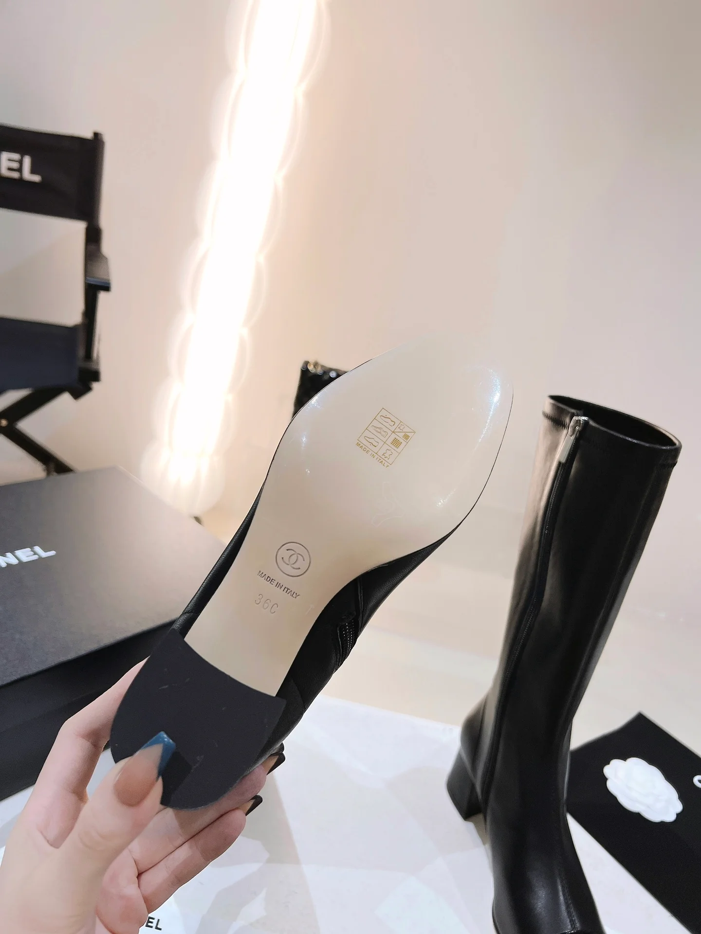 Новинка сезона осень/зима 2022 от Chanel - Высокие сапоги - Глянцевый черный