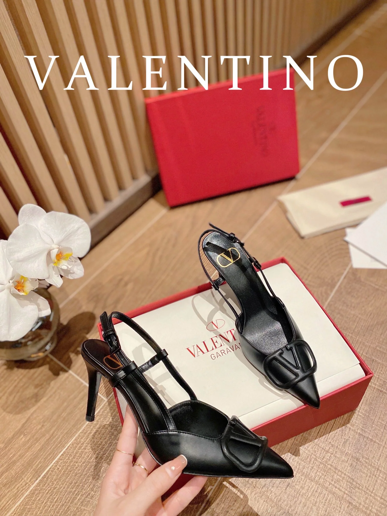 Туфли Valentino с V-образной пряжкой и открытой пяткой — черные.