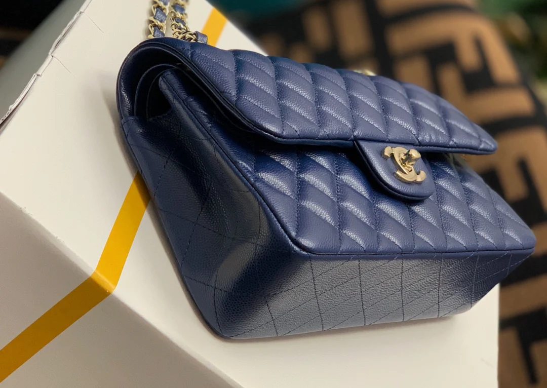 Chanel - Маленькая сумка из телячьей кожи с шариковым узором - CF - Темно-синий - 23 см