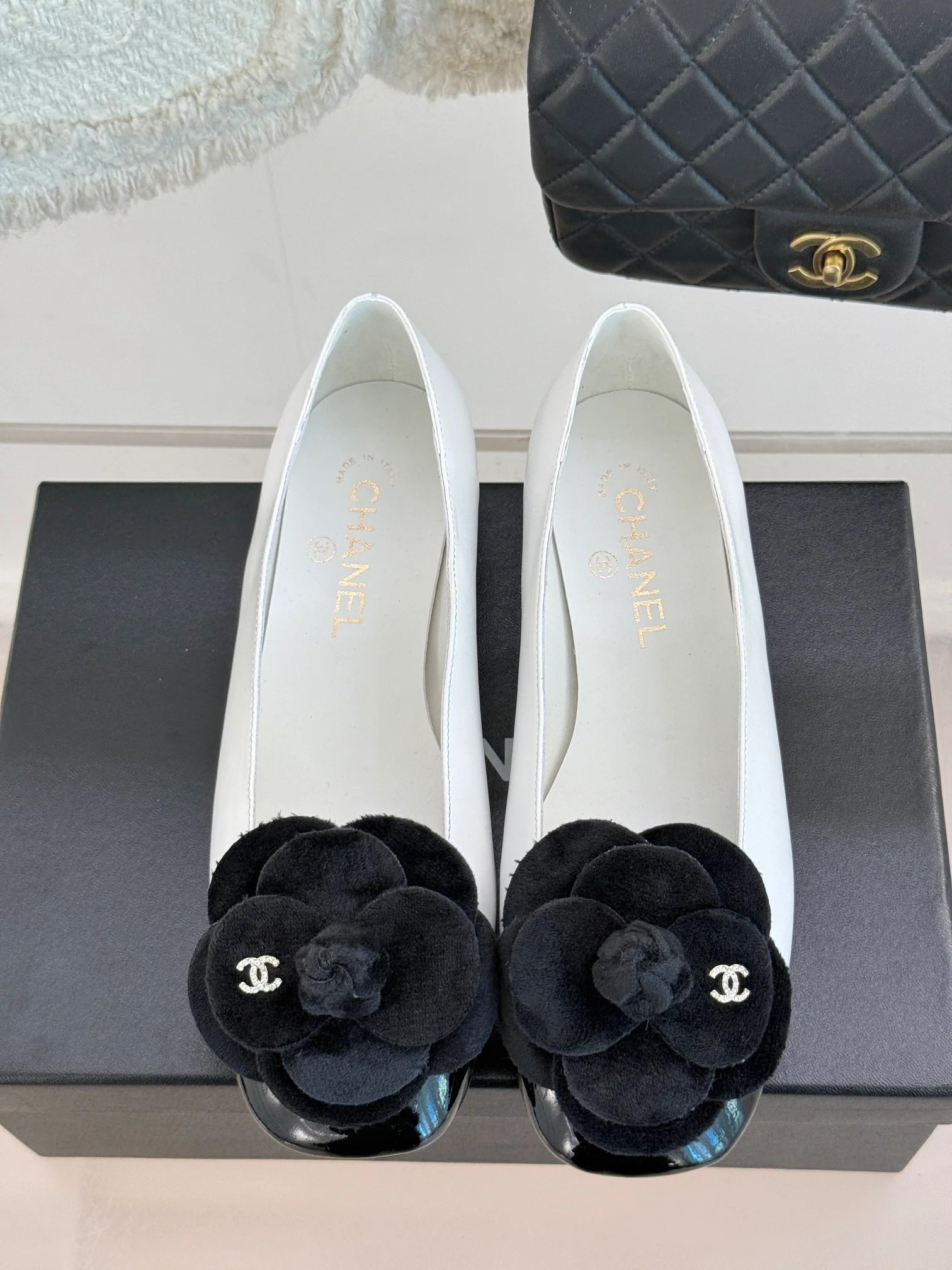 Туфли на низком каблуке Chanel Camellia 2024 — белые