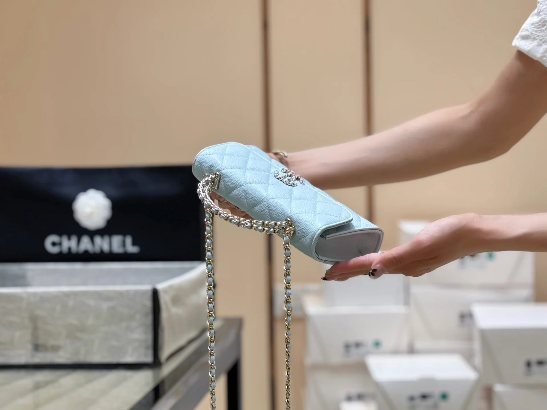 Сумка Chanel 25s Kelly Handle Bag, горизонтальный стиль, нежно-голубой.